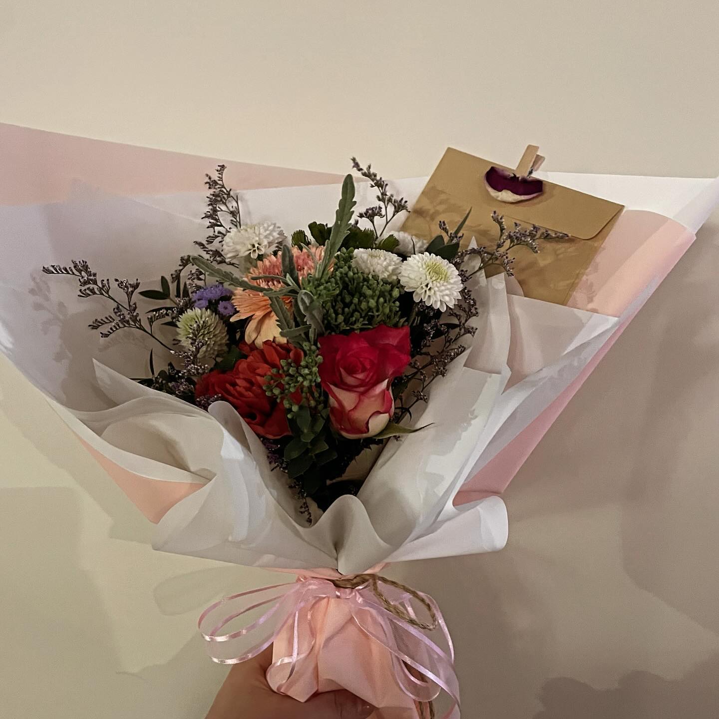 꽃선물이 너무 행복한 나💛
반짝이는 것보다 향기좋은 꽃,
섬세한 메세지가 더 깊은감동이지요💛

#꽃 #향기좋아 #프레젠또 #감동