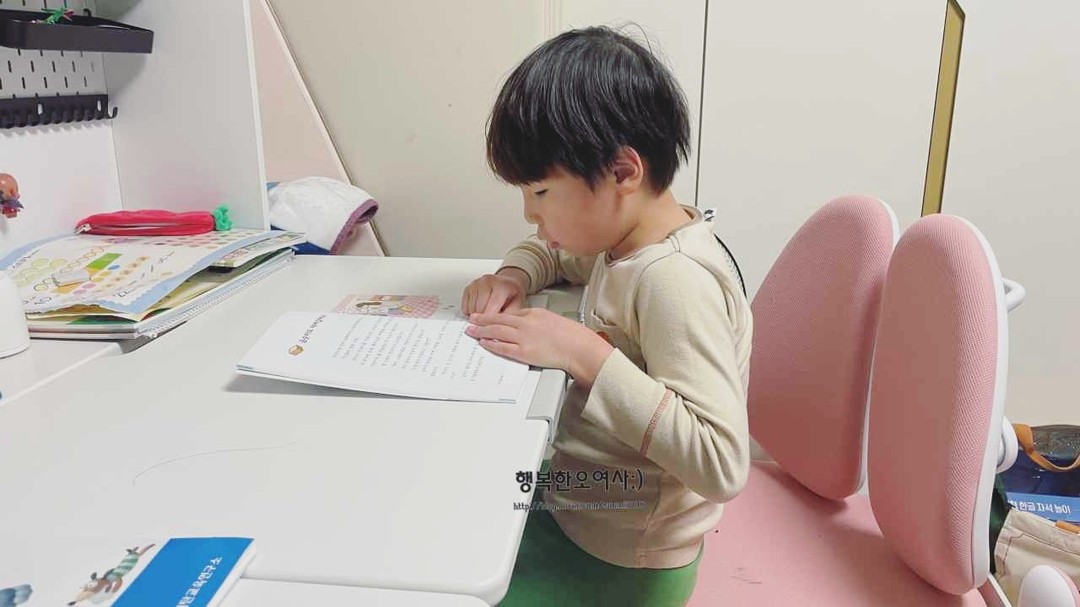 #협찬
-
엄마도 수학이 어려웠다 ...
예비초등수학 성우출판사 수학뒤집기 시리즈 
이번엔 들이재기 공부해봤어요
-
어른들도 헷갈리는 들이 vs 부피
아이들 눈높이에 맞게 그림도 넣어서 설명을해서
이해력이 쑥쑥쑥
-
단순한 문제풀이형식을 반복적으로 하는게아니라
기초부터 탄탄하게 기본적인것부터 채울 수 있는 수학이라 굿
-
기본이 탄탄한 수학이 고학년이 되어서도 무너지지않아요 !

초등학교 입학하고 가장 처음 수학에 대한 두려움을 맞닥들이게 되는 시기, 초등3학년쯤이 아닐까싶다!
수학이 싫어지는 아이들도 요맘때쯤 많이 생기는 것 같고:(
-
재미있게 공부하자 #수학전집
#초등저학년수학전집
성우출판사 뒤집기시리즈 강추
-
sungwoo_junior 
-
#예비초등학생 #초등학생 #초등저학년 #수학뒤집기시리즈 #도서출판성우 #수학전집 #수학설명서
#수학백과 #초등수학전집추천 #들이재기