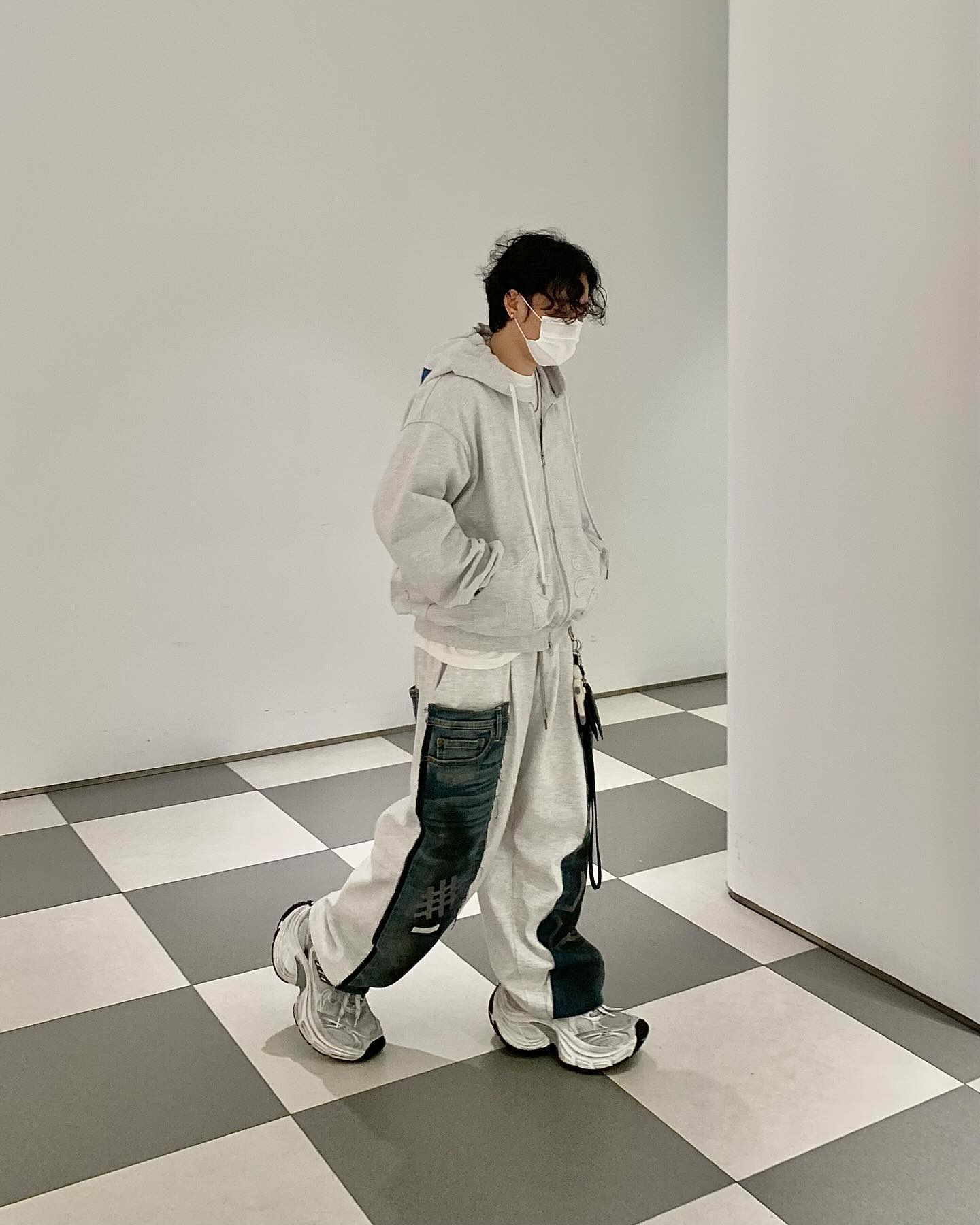 셋뚜셋뚜✌🏼
.
.
.
👕 Top : userin.zip 
👖 Bottom : userin.zip 
👟 Shoes : balenciaga