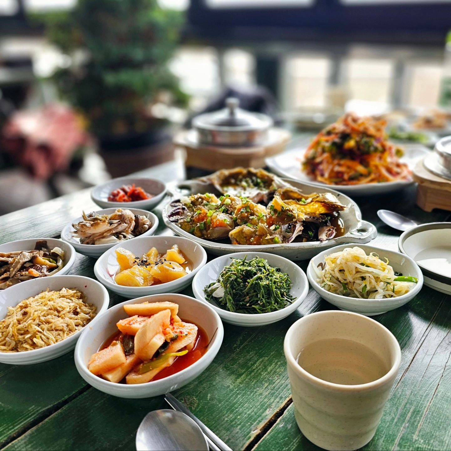 보문사 입구에 점심 먹기 좋은곳
#보문사맛집 춘하추동 
e채널 토요일은 밥이좋아에도 
나온 방송맛집이라 다들 아시죠~ㅎㅎ
저도 강화 #석모도나들이 가면 꼭 들려오는 단골집~!!

#석모도맛집 #춘하추동
반찬도 좋은재료로 직접 만들고 
얼큰한 꽃게탕도 푸짐하고 간장게장, 낙지볶음
매콤한 밴댕이회무침도 맛있고~!!
갓지은 솥밥에 간장게장은 역시 밥도둑~!!
역시 이맛에 다시 찾게 된다닌깐요^^♡♡

주차장도 넓어서 주차하기도 좋구
미네랄온천에서도 가깝고
#석모도가볼만한곳 많잖아요 

서울인근 가볼만한곳~!!
당일치기 여행으로 드라이브 삼아 
다녀오기도 좋아요

#강화석모도맛집
#석모도꽃게탕 #석모도간장게장
#강화도석모도맛집 #석모도보문사맛집
#석모도식당 #석모도민머리
#석모도유니아일랜드cc맛집
#석모도미네랄온천맛집 
#석모도수목원맛집 
#석모도민머루해수욕장맛집