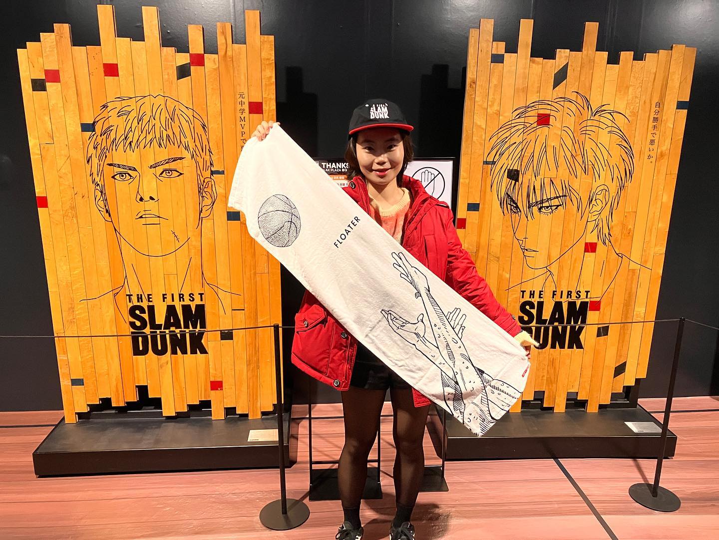 #더퍼스트슬램덩크_1주년팝업 #slamdunk 
1주차 방문은 혼자서! 이번 포토매틱도 빵떡으로 나왔쥬? 😵
작년 팝업 모자 쓰고 있으니까 스텝인 줄 알고 질문받음 😳