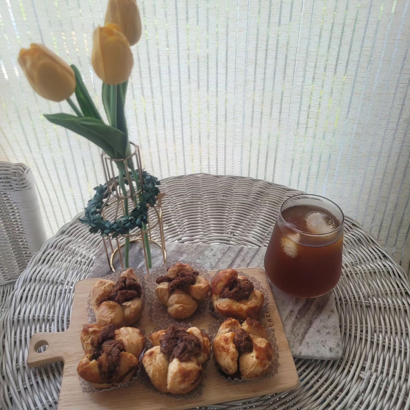 #협찬
저 팥 안좋아하는데 완전 맛있는 파이만주 찾았어요
파주에 맛있는 빵집 많잖아요~~
대한민국 우수숙련기술인 류재은이 운영하는 30여년된 전통있는 파주 대표 베이커리에서 만든 앙팡파이
한 겹 한 겹 겉은 바삭바삭하고 속은 달콤한 단팥이 들어있는데 많이 달지 않아서 좋더라고요
특허받은 팥제조법으로 믿고 먹을 수 있고 선물용으로도 딱 좋게 포장도 이뻐용
ryoojaeeunbakery

 #파주베이커리 #파주빵집 #류재은베이커리 #파이만주 #앙팡파이 #만주빵 #선물세트 #아이간식
