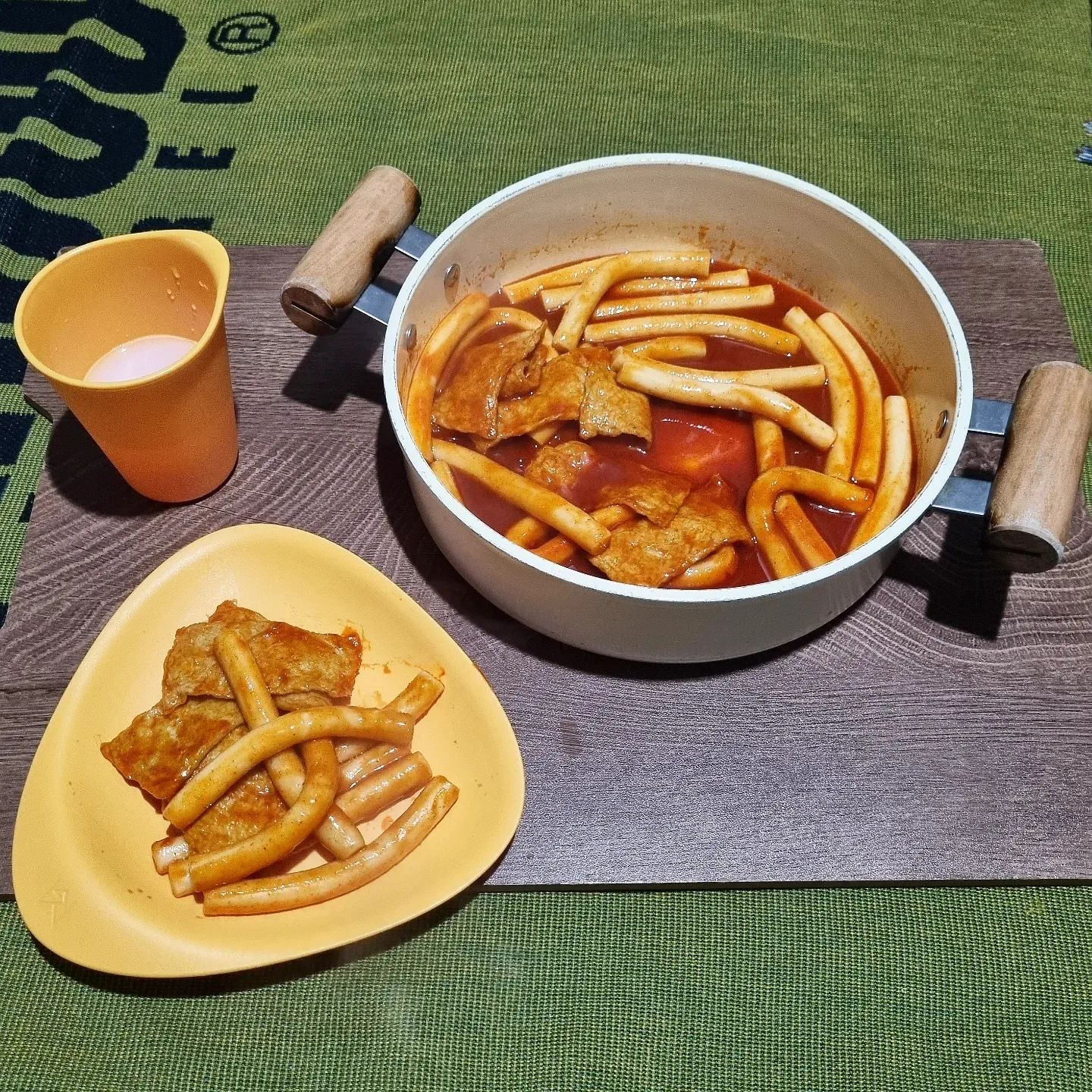 #협찬 캠핑요리로 간단하게 만들어먹기 좋은 해방촌 말랑떡볶이. 조리 5분컷이라 간단하게 식사대용이나 간식으로 먹기 좋다. 재료들이 잘 어우러지고 달짝지근한 소스맛이 딱 학교앞 추억의떡볶이맛임😋 어묵도 밀가루 섞은게 아니라 어육 79함량의 맛있고 고소한 부산어묵이라 더 감칠맛이 제대로다👍불필요한 공정과 유통과정도 줄여서 가성비도 최고인 떡볶이. 캠핑요리로 즐기기 딱인 것 같다:)

#해방촌 #해방촌떡볶이 #해방촌말랑떡볶이 #말랑떡볶이 #간단식사 #밀키트 #떡볶이밀키트 #밀떡 #먹기편한 #분식의달인 #떡볶이맛집 #떡볶이덕후