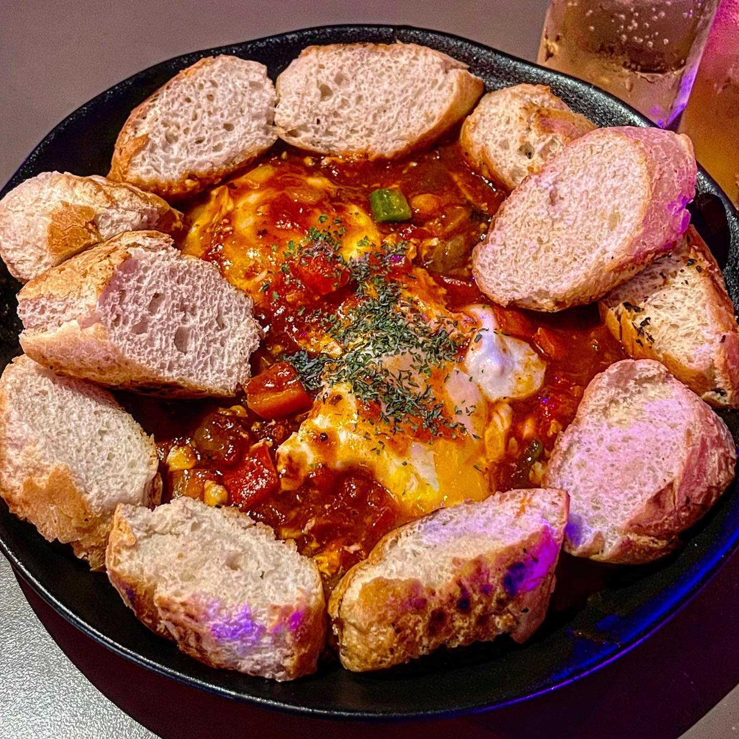🍴#협찬 #머기제주
#제주맛집 #제주술집 #제주게스트하우스
#선셋무드온 #제주하이볼 #제주파티

게스트 하우스 파티도 하면서 분위기도 좋다?
근데 맛도 있던 제주 술집 추천 !!

기본 안주인 두부도 맛있었지만
메인안주 에그인헬은 맛있어서 기절

분위기도 좋고 직원분들이 잘생김 (^^)
글구 무엇보다 넘 친절하셨슴다

#맛있다그램 #먹스타그램 #꿀맛 #존맛 #존맛탱 #핵존맛