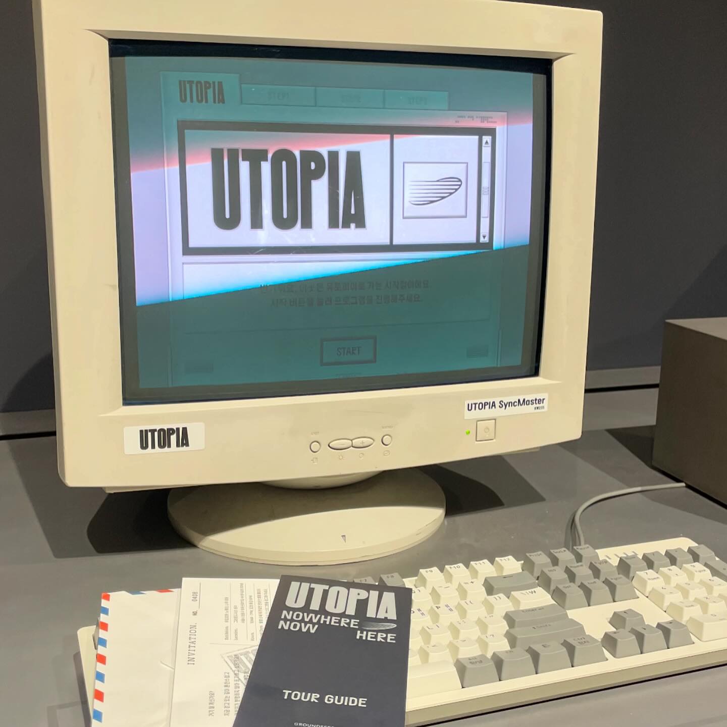 #그라운드시소 #그라운드시소성수 #유토피아 #utopia 🌠🪐🌌✨

들어서자마자 너무 예쁜 전시 배경에 놀라고 각 챕터마다 각각의 주제와 특색을 가진 아티스트 분들의 작품을 보며 한번 더 놀랐다. 
첫 챕터와 두번째 챕터인데 내 시야를 한번에 뺐었던 그리고 가장 기억에 남는 작품이었다고 생각한다. 

love.geun 님 덕분에 정말 좋은 전시를 너무 행복하게 감상할 수 있었고, 이 좋은 전시 스토리를 유진과 함께 할 수 있어서 더 행복했다..🤍😭

24.07.31 앞으로도 계속 기억하고싶은 잊지 못할 하루가 될 것 같다. ✨