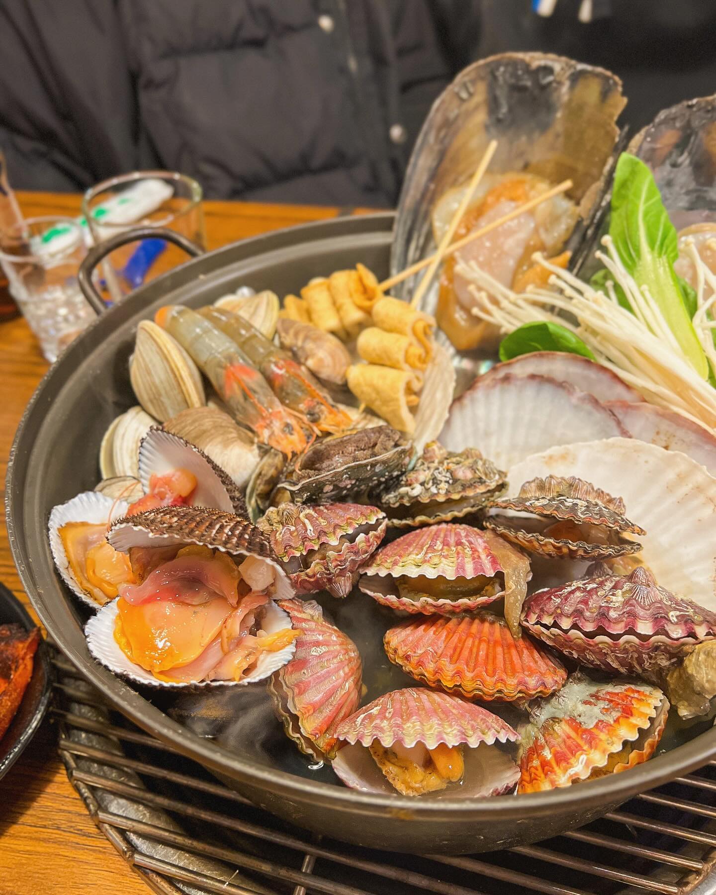 #협찬 여기가 칼국수 맛집이여 조개 맛집이여?
아니 그냥 다 맛있쟈나!!!🥰
⠀
=====================================
📌쪼개 영등포본점 
조개찜 2인 46,900
칼국수 사리 3,000
=====================================
 ⠀
서울 한복판에서 조개구이도 맛보고
따끈한 조개찜도 맛 볼 수 있는데
소주한잔 땡겨서 조개찜 먹어봤어요!
 ⠀
영등포 직장인들 여기 다 와있는건지
6시부터 사람이 바글바글 만석 실화구요
 ⠀
2인 조개찜인데 홍가리비부터 전복, 새우까지
없는거 없이 큰 다라이 꽉 채워서 나오는데
조개만 먹다 배부를 지경,,,😵
 ⠀
홍가리비에 서비스 치즈퐁듀 돌돌 말아서
한입 먹어주면 고소함 달달함 두배로 올라오고
마무리로 칼국수까지 야무지게 먹어주세요
칼국수 절대 빼먹지 말아주세요🙏
 ⠀
회식, 데이트, 각종 모임하기 딱 좋은 곳이니까
조개먹고싶으면 누구든 데리고 가보세요!
⠀
=====================================
주소 서울 영등포구 영중로4길 9-4 1층
위치 영등포역 5번출구 260m
영업 17:00 ~ 23:00 (요일별 상이)
전화 0507-1348-4093
인스타 jjo_gae
편의 단체 이용 가능, 남/녀 화장실 구분, 예약
=====================================
⠀
⠀
=========================
🫶🏻더 많은 맛집은 요기서!
hyezzang_e
hyezzang_e
hyezzang_e
❝팔로우, 좋아요, 저장, 공유는 ✨
더 좋은 게시물을 올리는데 힘이 됩니다❞
==========================
⠀
#영등포역맛집 #영등포맛집 #영등포조개구이 #여의도조개구이
#타임스퀘어맛집 #쪼개 #조개구이 #조개구이맛집 #서울조개구이