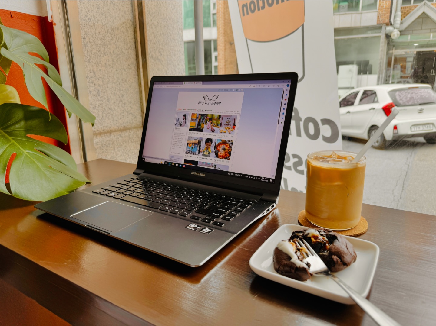 ☕️카페이모션☕️

• 시그니처 이모션라떼
• 초코 스모어 쿠키

•매주 목요일 정기휴무(공휴일일 경우 오픈)
월-금 10:00-22:00, 21:30 라스트 오더
토-일 11:00-21:00, 20:30 라스트 오더 
📞 010-9594-7950
🅿️주차 불가
📍배달, 포장 가능, 반려동물 동반 가능
📍경기 고양시 덕양구 행신로 351-24 1층 카페이모션

#행신카페 #행신동카페 #크림커피맛집 #분위기좋은카페 #행신역카페 #일상 #맛집 #맛집추천 #일산맛집 #일산맛집추천 #일산가볼만한곳 #일산행신 #크림커피 #카페 #카페맛집 #분위기맛집카페 #행신맛집 #행신카페추천 #가라뫼맛집 #가라뫼카페 #카페이모션