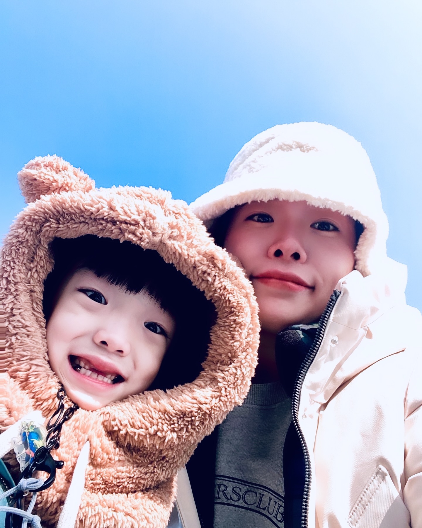 goodbye 2023 👋🏻
welcome 2024 🫶🏻

내가 아는 모든 분들,
올한해 마무리 후회없이 하시고
2024년 조금 더 희망차게 맞이하시길 🙏🏻

2023년,
나도 환이도 신랑도…
우리가족 모두에게 큰 변화와 적응이 필요했고
몸과 마음이 지치고 힘든 한해였다.
하지만 그만큼 더 성장했고 성숙해졌고 단단해졌다.
2024년도 좀 더 사랑하고 아껴주면서 잘 살아봅시다 🫶🏻

모두들, 새해 복 많이 받으세요 ❤️