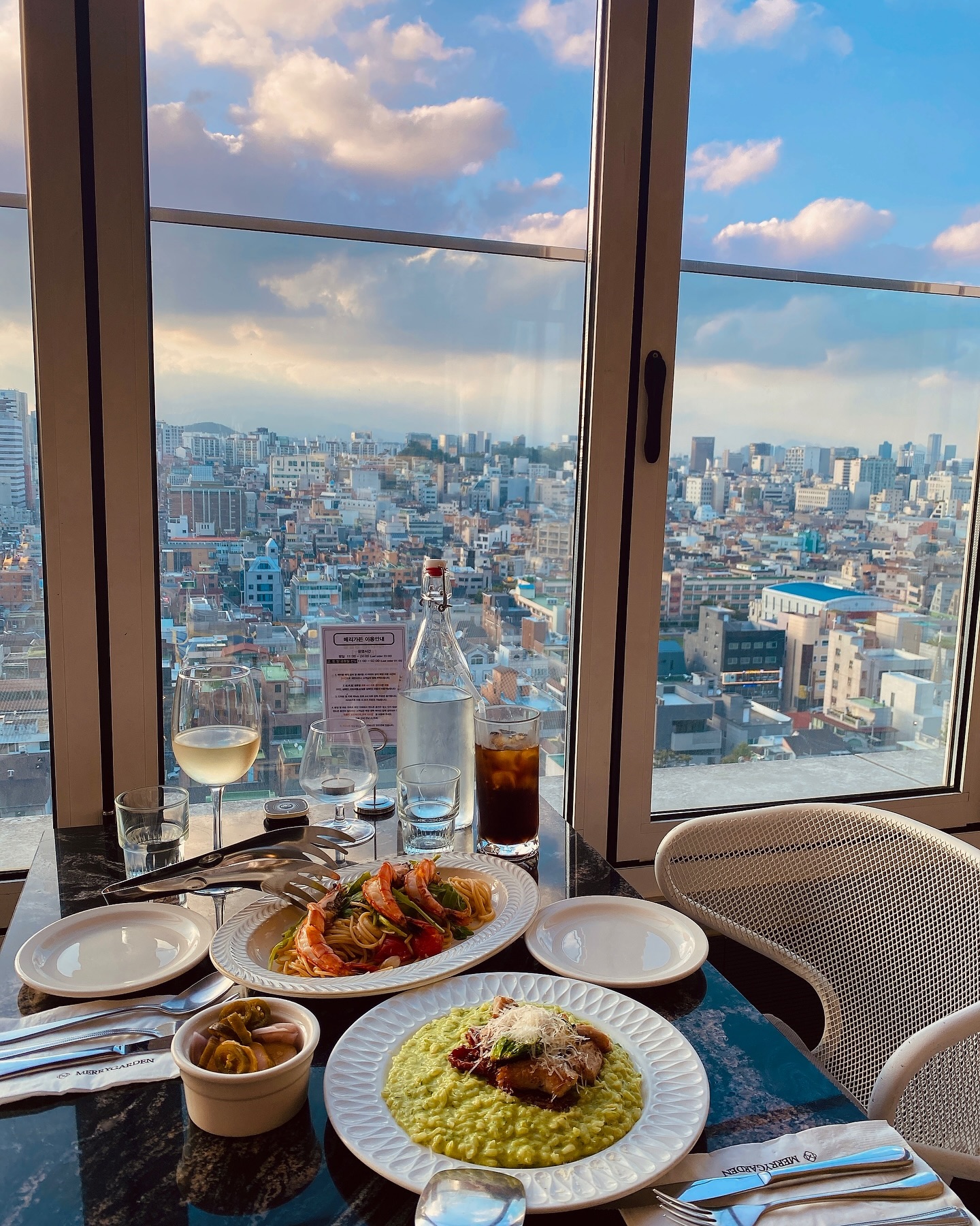 #광고 강남 한가운데서 즐기는 서울 도심 뻥뷰🌇🩵🩵 신논현역 바로 근처에 이런 보물같은 곳이 숨어있는지 몰랐지 말입니다. 일몰 시간 맞춰서 갔는데 너무 너무 예뻤어요! 

모든 좌석 뷰 즐기기 아쉬움 없는 구조였구요. #메리가든 의 시그니처 메뉴인 항정살 부추페스토리조또는 처음 먹어보는 맛이였는데 풍부한 부추맛과 감칠맛 항정살이 만나니 너무 중독적이였어요💚

새우비스큐오일파스타도 튼실한 새우와 면 너무 맛있어서 호로록 했구요! 생일파티든 데이트& 모임이든 예약하기만 히든 플레이스로 함께하는 이들에게 칭찬 가득 받을 곳이였습니다! 저녁 시간도 또 궁금해서 꼭 가보려구요🦦💫ㅎㅎ

📍#메리가든신논현점 merrygarden_official
▫️ 서울 강남구 봉은사로 113 13층
▫️월-목,일 : 11:00-24:00 / 금,토: 11:00-02:00
▫️ 0507-1417-9702

#강남레스토랑 #강남라운지 #강남루프탑 #루프탑라운지 #루프탑레스토랑