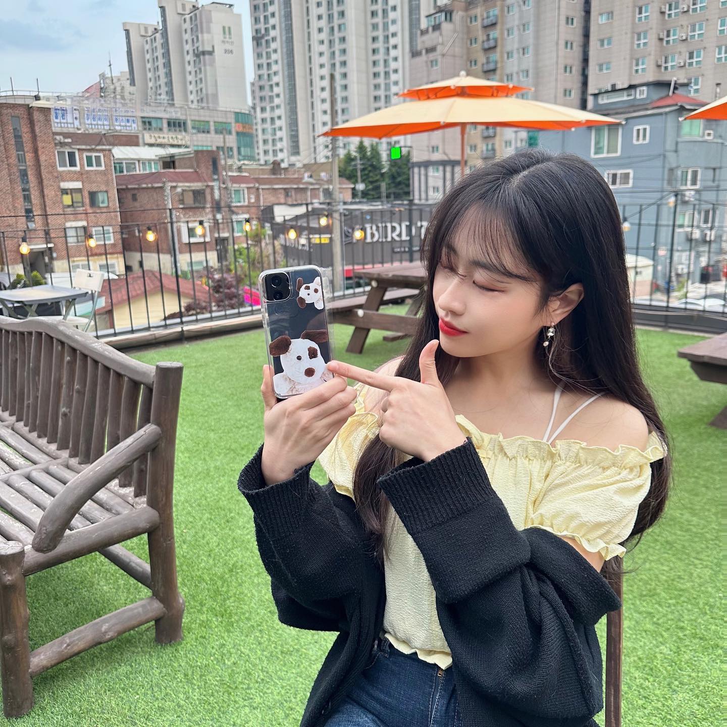 너무 귀여운 내 댕창한 케이스🐶❤️
투명케이스 선호하는 편인데 변색때문에 자주 못끼고 다녔던 나,,,
수니상점 soony_market 케이스는 변색도 적고 튼튼하고 무엇보다 디자인 너무 귀여워서 좋았다💓
그립감도 좋고, 얇은데도 튼튼해서 자주 끼고 다닐 거 같다🤍

 #수니상점 #아이폰케이스 #갤럭시케이스 #귀여운케이스 #아이폰 #iphone #강아지케이스 #카페 #루프탑 #루프탑카페 #카페추천 #카페스타그램 #애견동반카페 #용인 #오오티디 #선팔맞팔 #cafe #fff #lll #like #26 #협찬 #제품제공 #선팔하면맞팔 #좋아요반사 #소통 #오프숄더 #여행 #여행스타그램 #추천