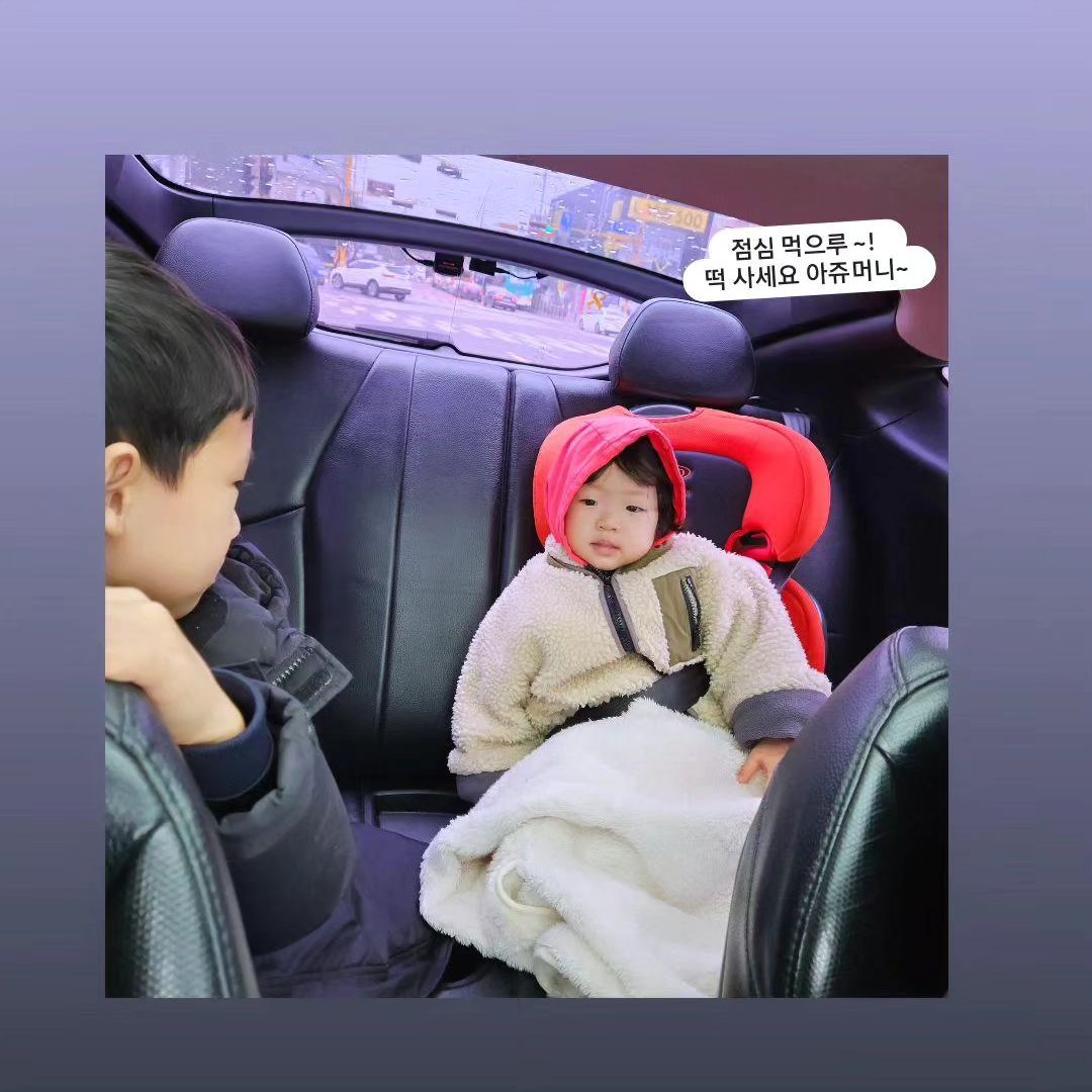 #동생 바라보는 
#오빠의 #사랑스런 눈빛 💕 
#서아 는 #좋겠다
저렇게 바라봐주는 오빠도 있고 😘

#점심 먹으러🍜
.
.