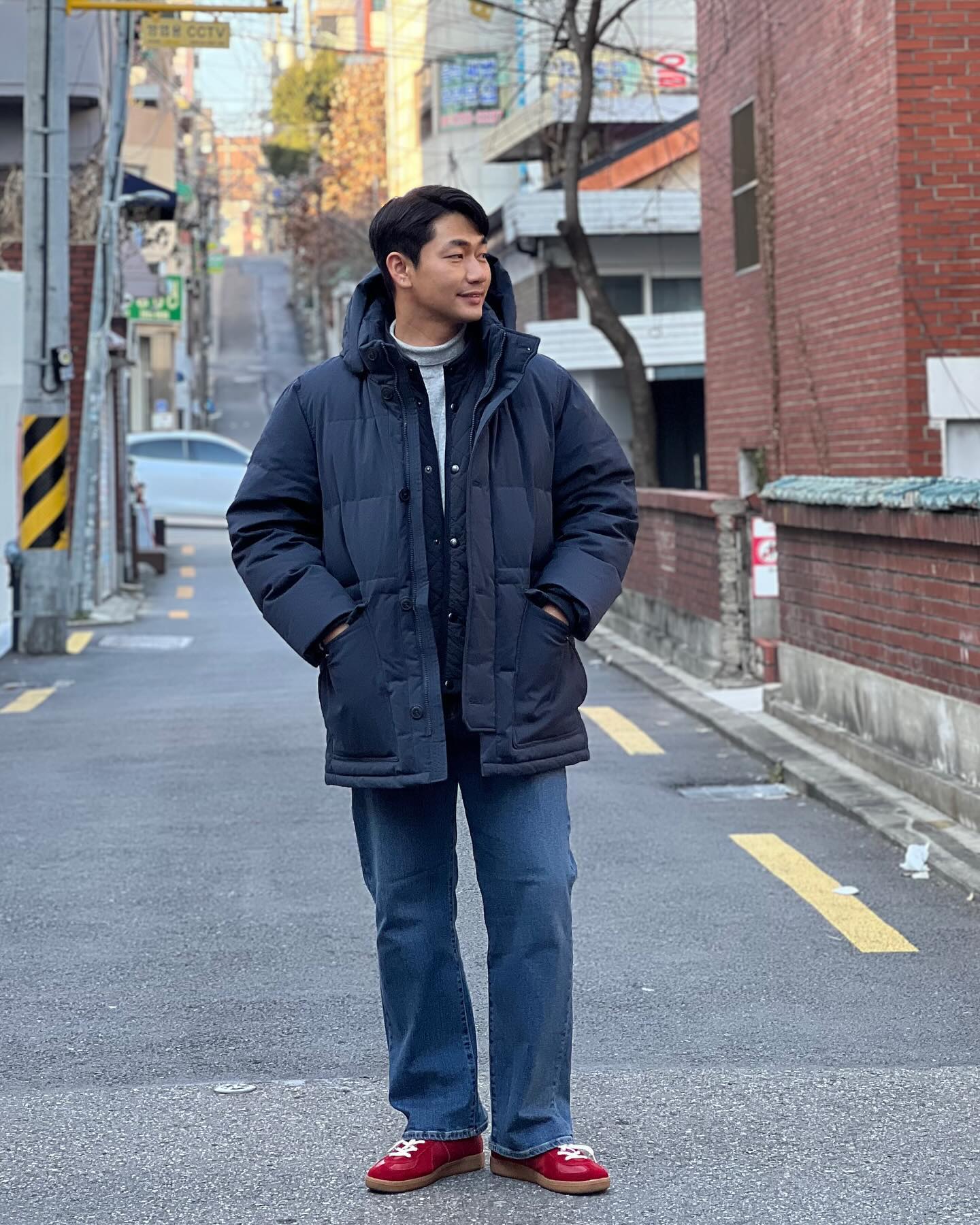 #광고
danielcremieux.kr 

클래식함을 놓치고 싶지는 않고, 
그렇다고 추위에 벌벌 떨며 출퇴근을 할
자신이 없는 저와 같은 분들에게 맞춤인
크레뮤의 23winter 머스코비 네스트 헤비 다운!
✔️컬러 : 네이비 / 블루그레이 / 베이지

코튼을 베이스로 한 소재의 탄탄하고 은은한 
광택이 주는 고급스러움은 물론 친환경 소재인
머스코비를 사용하여 필파워 700 이상의 
풍성함과 경량성이 온몸을 포근하고 따뜻하게!
안쪽 라미네이팅 가공으로 방수,발수,방풍 등
최고의 기능성을 갖춘 최고의 제품입니다. 👍🏻

✏️팁 하나를 드리자면 캐주얼 코디에는 
그대로 착용하여 일자로 떨어지는 허벅지 
중간의 길이감을 느끼고, 클래식한 무드의 
코디에는 허리 안쪽의 끈으로 라인을 잡아 
착용하시는 것을 추천합니다.
이상 스타일과 실용성을 모두 갖춘 저의
겨울 최애템이었습니다. 
.
.
.
.
.
#다니엘크레뮤
#크레뮤옴므
#비지니스캐주얼
#남성브랜드
#남자출근룩
#남자출근코디
#비지니스캐주얼 
#남자패딩추천 
#덕다운패딩