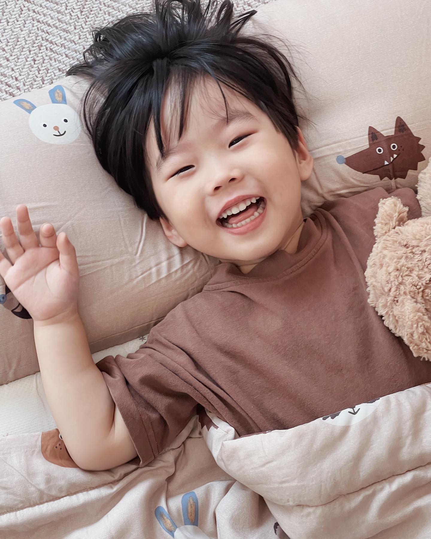 #도노도노협찬
도노도노 9기 서포터즈 활동 시작하는 도리입니다!
새학기 다가오는데 도노도노 낮잠이불 눈여겨 보던 참에 딱 서포터즈에 참여하게 되어 도노도노 낮잠이불을 써보게 되었어요!!
.
도리의 첫번째반응 - 예쁘다!!!! 
여우, 너구리, 곰, 토끼 등 귀여운 동물들이 그려져있어 너무 좋아했어요. 한참 그림을 구경하던 깅도리
도리의 두번째반응 - 시원하다!!
이불에 쏙 들어가 누워본 깅도리는 시원하다며 좋아했어요.
듀라론&모달 양면 패드인데 듀라론쪽은 시원해서 여름이나 땀많은 아이들에게 좋을것 같고 모달부분은 진짜 엄청 부드러워서 제가 누워자고싶어요 ㅎ
.
이불은 패드보다 살짝 크게 나왔어요. 발버둥 치더라도 조금 커버되겠죠?ㅎ
이불이 완전 분리도 되어서 일체형으로도, 분리형으로도 사용할 수 있고 낮잠이불 졸업하고나면 그냥 덮는 이불로도 쓸 수 있을것 같아 활용도가 높아요.
.
#낮잠이불 #어린이집낮잠이불 #도노도노 #도노도노낮잠이불 #낮잠이불세트 #사계절낮잠이불 #낮잠이불추천 #일체형낮잠이불 #분리형낮잠이불 #모달낮잠이불 #듀라론낮잠이불 #어린이집준비물