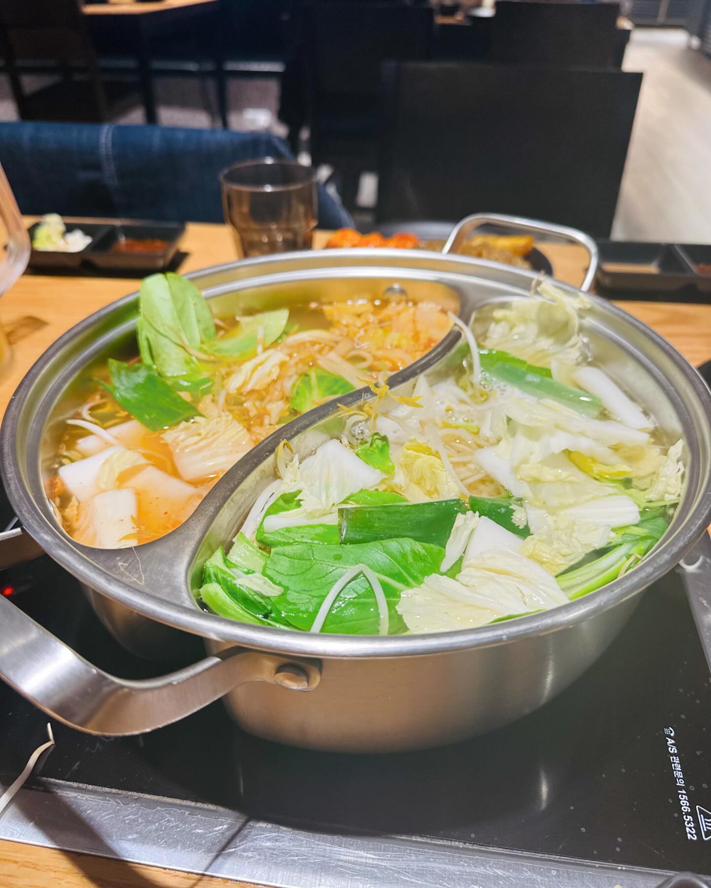 #협찬 샤브샤브를 넘넘 좋아하는 남편과 저 😁
로운샤브샤브를 방문했어요 
무제한 소고기부터 30여종의 샐러드바까지 
에피타이저부터 식사 , 디저트 3코스를 
즐길 수 있고 
시즌 한정으로 봄 미나리 샤브샤브도 있어 
미나리도 무제한 코스로
제철음식 제대로 즐겼어요 ✨

중간에 라이스페이퍼도 가져와서 월남쌈도 해먹고
소프트 아이스크림도 달달하게 먹고
커피와 함께 먹으니 후식 마무리! 
주차도 2시간 무료에 매장도 깔끔하고 친구들과의 
모임에도 조만간 방문하려구요 😁

🏠 경기 안양시 동안구 동안로 119 뉴코아 아울렛 9층
⏰ 매일 11:00-21:00
☎️ 0507-1310-0540

#평촌역맛집 #평촌맛집 #평촌샤브샤브 #샤브샤브무한리필 #소고기무한리필 #샤브샤브맛집 #미나리샤브 #미나리맛집 #샤브샤브뷔페