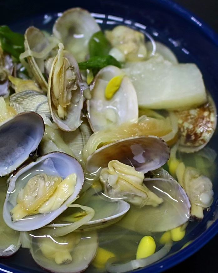 시원한 국물맛이 일품인 바지락국🥄
해장으로도 좋고, 
해장으로 좋으면 뭐다??
안주로도 최고다 😜

👩‍🍳#바지락국레시피
1️⃣ 바지락을 해감(소금 한 숟가락 넣고 어둡게 해서 1시간가량 놔둠) 해 준 뒤 깨끗하게 씻는다
2️⃣ 냄비에 깨끗이 씻은 바지락을 넣고 바지락이 잠길 만큼 물을 부어준 뒤 끓여준다
3️⃣ 다진 마늘 한 큰 술 넣고 대파와 청양고추를 썰어 넣어준다 (무와 콩나물을 넣어줘도 좋다)
4️⃣ 간은 소금 간으로 간단히 한다
5️⃣ 맛있게 먹는다 냠냠♥

👉더 자세한 레시피는
프로필의 링크 타고 들어가셔서
하단 검색창에서 [바지락국]을 검색해주세요🤗
.
.
.