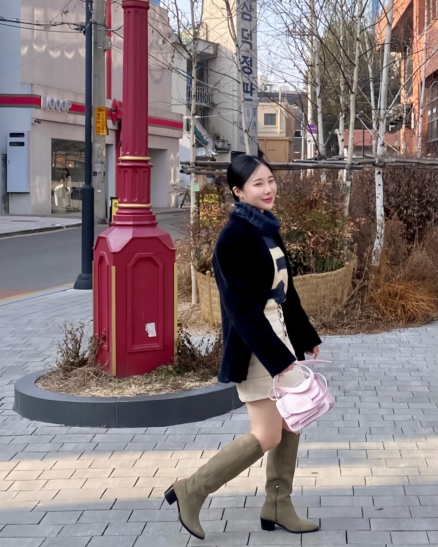 며칠 전 성수동 나들이~🐥

어디갈까 가평부터 하남까지 전국구로 후보 올리다가zzz
결국 성수로 당쳐엄🤍 사랑하는 #르프리크 냠냠

예전에 처음 먹었을 땐 (기대가 컸어서) 맛 괜찮네 정도였는데,
사실 빵도 맛있고 딜피클(버거에 들어간 피클은 원래 다 빼고 먹는 1인인데)도 좋고 이 정도 완성도 높은 내쉬빌핫치킨 버거 찾기가 쉽지 않아서 계속 생각난다고 봐야지 (롸카두들이랑은 또 다른 뉘앙스로)
암튼 경기도주민에게도 르프리크 맛을 알려주고~🤓

산책 강제로 두바퀴 시키면서ㅋㅋㅋ추억소환 #락피쉬 #마크모크
너무 웃겨서 텐션 쏘 하이! 카페가서 이런저런 얘기 더 하구 입아퍼

그리고 혼자 성수동 빈티지샵 모 있나 싶어서 몇 개 들러서 구경
빈티지샵 구경 너~무 재밌어! 좋아햄!
#브론즈윅 #빈티지제트 

잊지 않구 데일리룩 코디 정보도 태그해뒀어요👚!

#성수동 #성수동핫플레이스 #성수동핫플 #성수동데이트 
#성수동맛집 #성수맛집 #성수카페 #성수루프 #빈티지샵
#현대카드 #현대카드레드 #성수빈티지샵 #무스탕코디 #터틀넥
#부츠코디 #겨울데일리룩 #언더스탠딩 #오르 #브슈 #성수동팝업