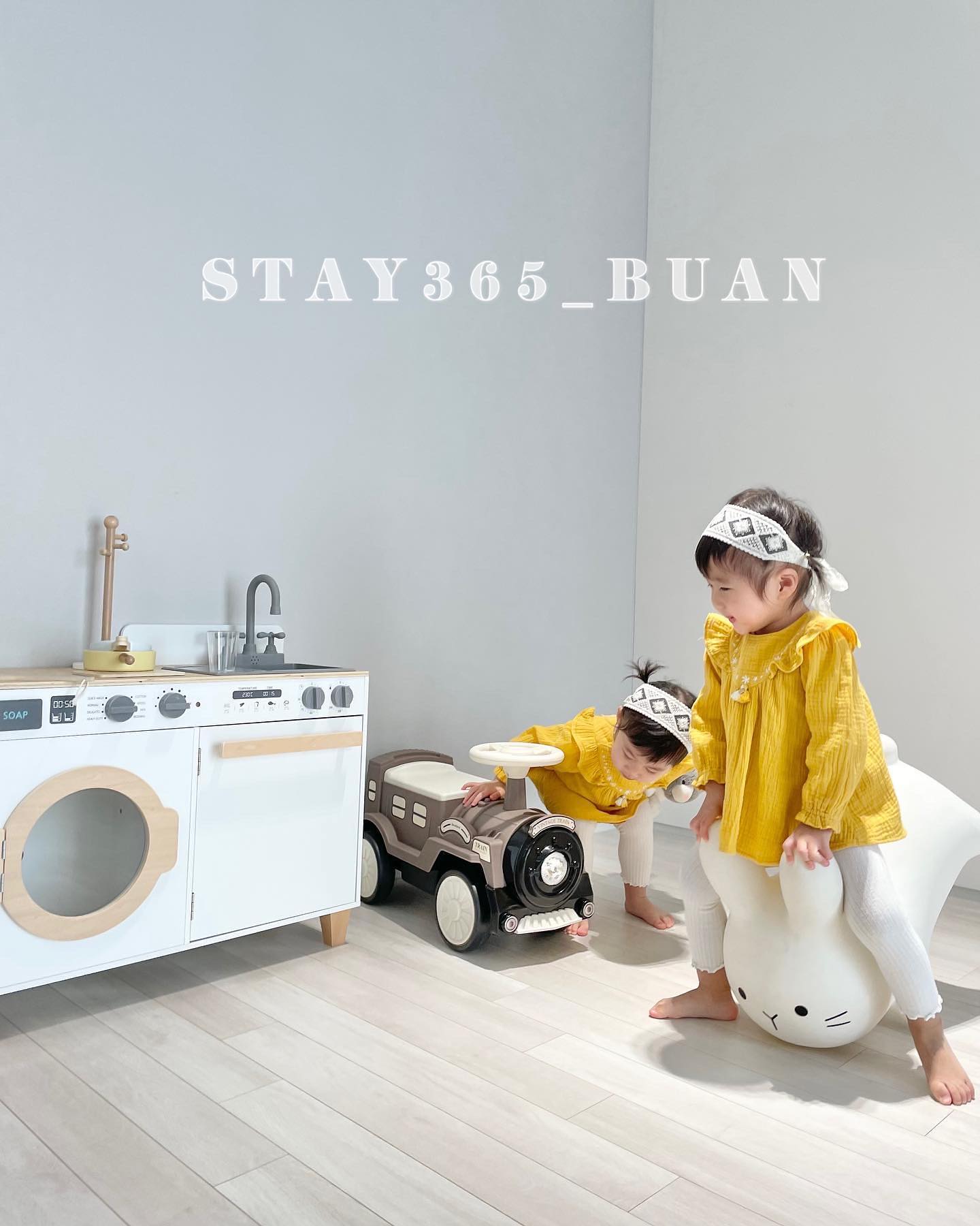 buan_stay365 📍in 스테이365_부안
변산반도, 채석강, 내소사 등을 둘러볼 수 있는
고즈넉한 여행장소 부안🍃

부안여행에서 만난 스테이365는
걸어서 1분거리의 해변가를 배경으로
프라이빗한 독채 2층 풀빌라 펜션이에요:)
최대 12인까지 수용이 가능하고 
키즈룸 완비되어 있으니 가족여행으로 제격🤎

따듯한 날씨였지만 아이들이 물놀이 하기에 춥지 않을까
싶었던 걱정은 저 멀리👋 하루 종일 돌아가는 뜨끈 온수풀에
물놀이 하며 바로 옆에서 즐기는 고기맛은 더욱 꿀맛이쥬?
봄 여름 가을 겨울 계절마다 매력이 다른 스테이365
편안히 쉬고 갑니다😌🙏💛

📍부안군 변산면 대항길 68-3
🍃3동 입실 - 6인 기준(최대12명 수용)
✔️대형 온수풀, 전기바베큐, 방3(침대4), 화장실3
👧🏻키즈룸-AV빔 프로젝트, 오락기, 플레이룸, 주방놀이 등

#협찬 #부안펜션 #부안키즈펜션 #부안풀빌라
#스테이365 #스테이365부안 #초히도히부안여행