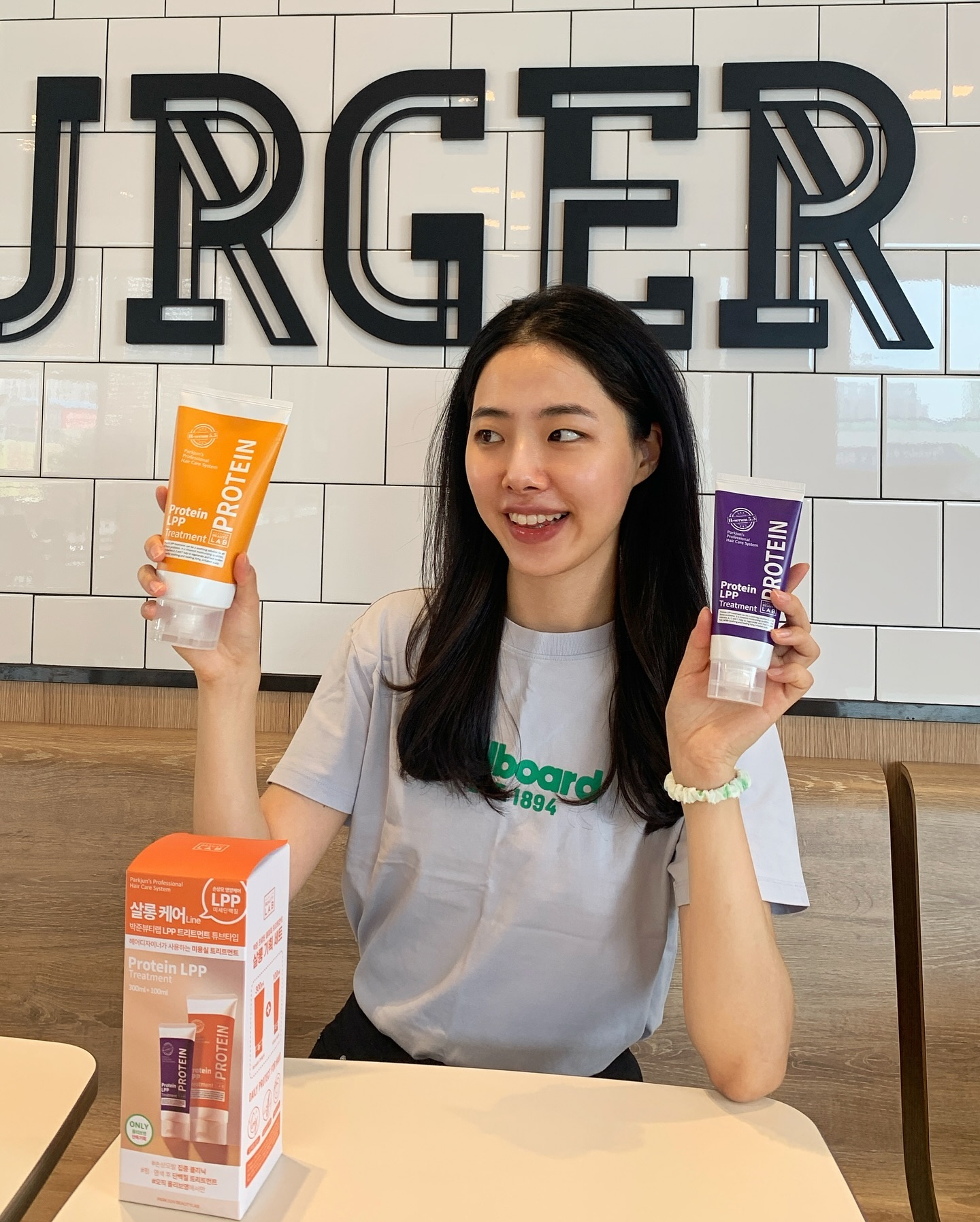 #광고 delab.official 

PROTEIN LPP Treatment 
헤어디자이너가 사용하는 미용실 트리트먼트! 
LPP 트리트먼트로 극손상모 비단결 케어, 영양 업업, 간편한 튜브타입으로 사용하기 좋고 대용량과 달리 300이라 여행갈 때도 쏙쏙 가져가기 좋아요. 역시 일주일 정도 꾸준히 사용하니 부시시하던 머릿결이 차분해지는 게 눈으로 보여요. 올리브영 기획! 300ml+100ml!! 로맨틱 딜라이트🌷싱그럽고 사랑스러운 피치 향, 화이트머스크🪻백합과 일랑일랑의 은은한 향 

🤍 LPP단백질 트리트먼트 300ml
 

———————————————️ 

#미용실트리트먼트 #단백질트리트먼트 #올리브영트리트먼트 #트리트먼트추천 #헤어팩추천