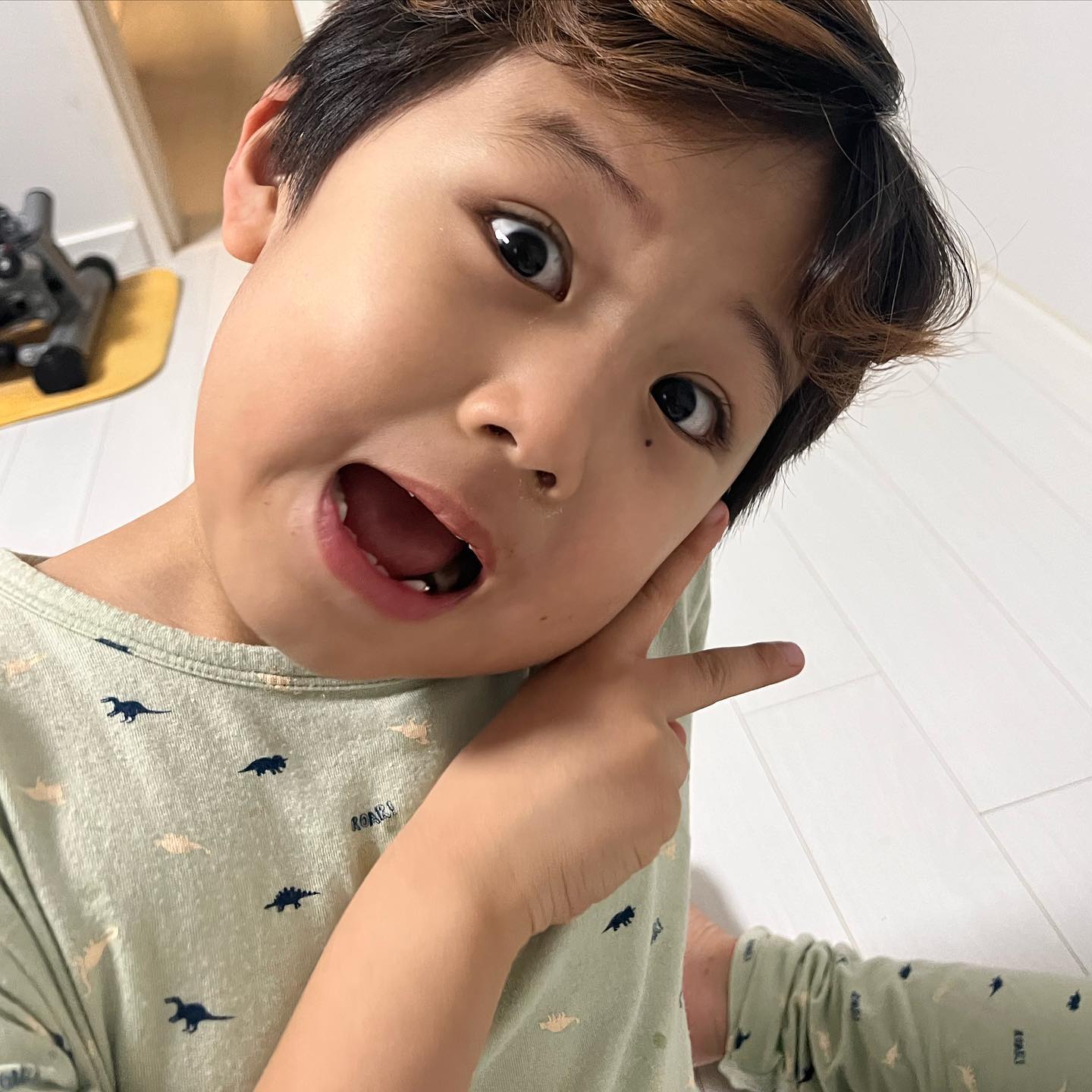 어제는 이래저래 예민해져서
로운이한테 더 엄하게 하고나니
미안함과 자책 🥲

아이에게 훈육이상의 감정은
쏱지않으려 노력하지만 
엄마도 사람인지라
참 부족하고 그렇다 

어제는 정말 선을 넘을까봐
로운이에게 말하고 한시간 먼저 잤는데 
선잠이라 중간중간 확인하니

스스로 시간되니 유튜브끄고
양치하고 나한테 뽀뽀하고 내 손을
배 위에 가져다 놓는다 
(신생아때부터 지금까지
배를 만져주며 자는 습관이 있음) 

내새뀨ㅠㅠㅠ

#엄마반성문