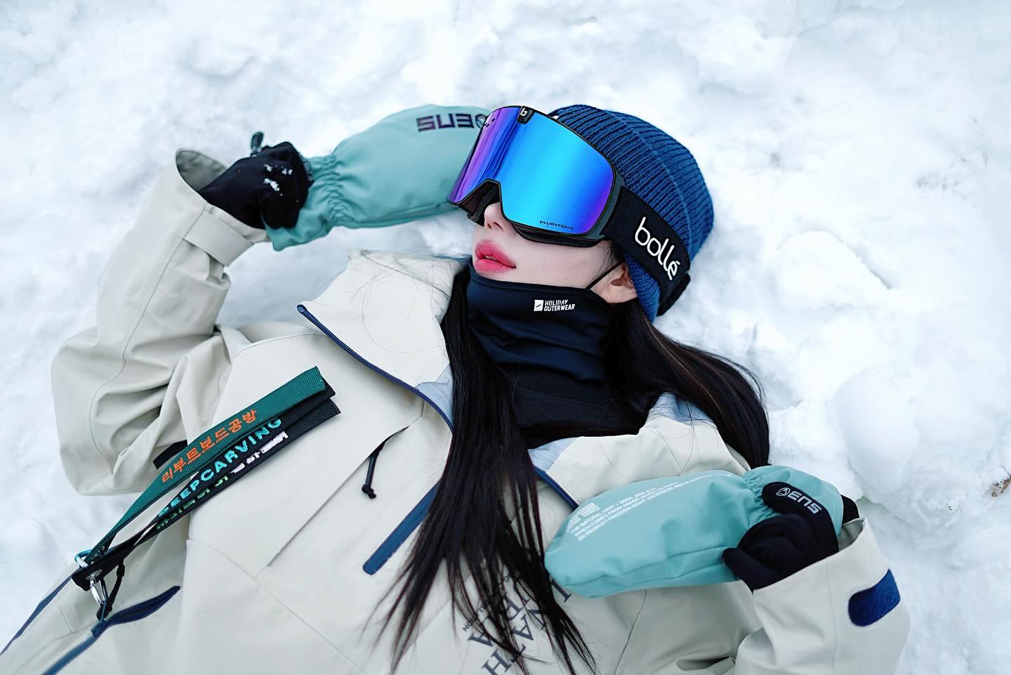 Bolle NEVADA NEO

💙 Phantom+ Lens 
Photochromic Lens(변색 렌즈)+반 편광 필름(50%편광)으로 되어 있어서 최적의 햇빛 차단! 선명한 시야 확보! 야간에도 따로 렌즈 교체 없이 사용할 수 있어요

💛 Magnetic Goggles
렌즈 교체하는 부분이 마그네틱으로 되어 있어서 빠르게 교체 가능! 중간에 고정 클립이 있어서 대파나고 데굴데굴 굴러도 렌즈가 빠지거나 분리되지 않아요!

💜 시야
사람마다 느끼는 정도가 다르기 때문에 주관적인 평가로는 시야각이 넓게 나온 느낌이었어요. 그리고 무엇보다 아래를 봤을 때 멀미나는 증상이나 두겹으로 보이지 않아서 좋았습니당

🤍 총평
고글은 보호기능도 중요하지만 악세사리기 때문에 착용했을 때 얼굴과의 조화가 잘 어울어져야 된다고 생각해요. 고로 보호+ 예쁘거나 멋지거나 얼굴이 작아보여야 하는데 볼레는 보호기능도 우수하고 렌즈모양 자체가 예뻐서 얼굴에 찰떡인 듯 싶어요(한국인 골격에 맞게 설계되어서 그런지 콧등이 뜨거나 서리가 끼지 않았음) 

다만 한 가지 아쉬운 점이 있다면 렌즈 색깔이 조금 더 다양했으면 좋겠다는 생각이 들었어요(블루, 레드 두 가지! 렌즈 고르는 맛을 좋아아는 편,,) 하지만 볼레는 기술력으로 커버하는 느낌이라 슬로프의 단차를 선명하게 보고싶거나 렌즈기능을 최대로 느껴보고 싶다면 꼭 한 번 착용해보는 것을 추천드립니당!

zionsnowboard 
bollekorea