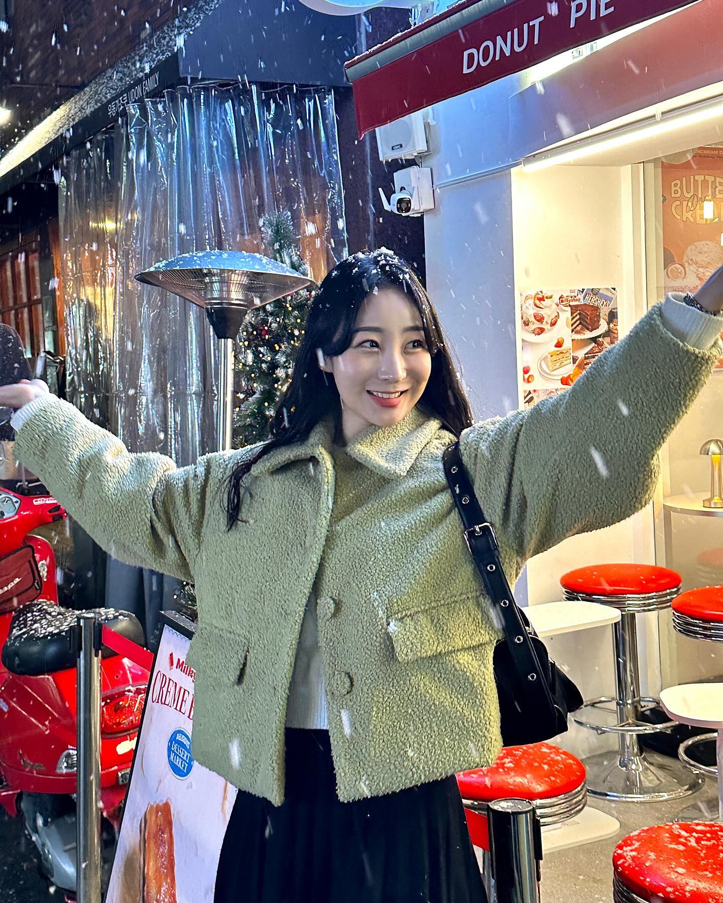 얼마나 추웠는지 보여주는 마지막 사진 ㅋㅋ
너무 예쁘게 눈 내려서 기분 째졌던 날💗
(나도 디올 성수 앞에서 사진 찍었다!!!!!!!!!V)

#성수동카페거리 #디올성수 #겨울사진