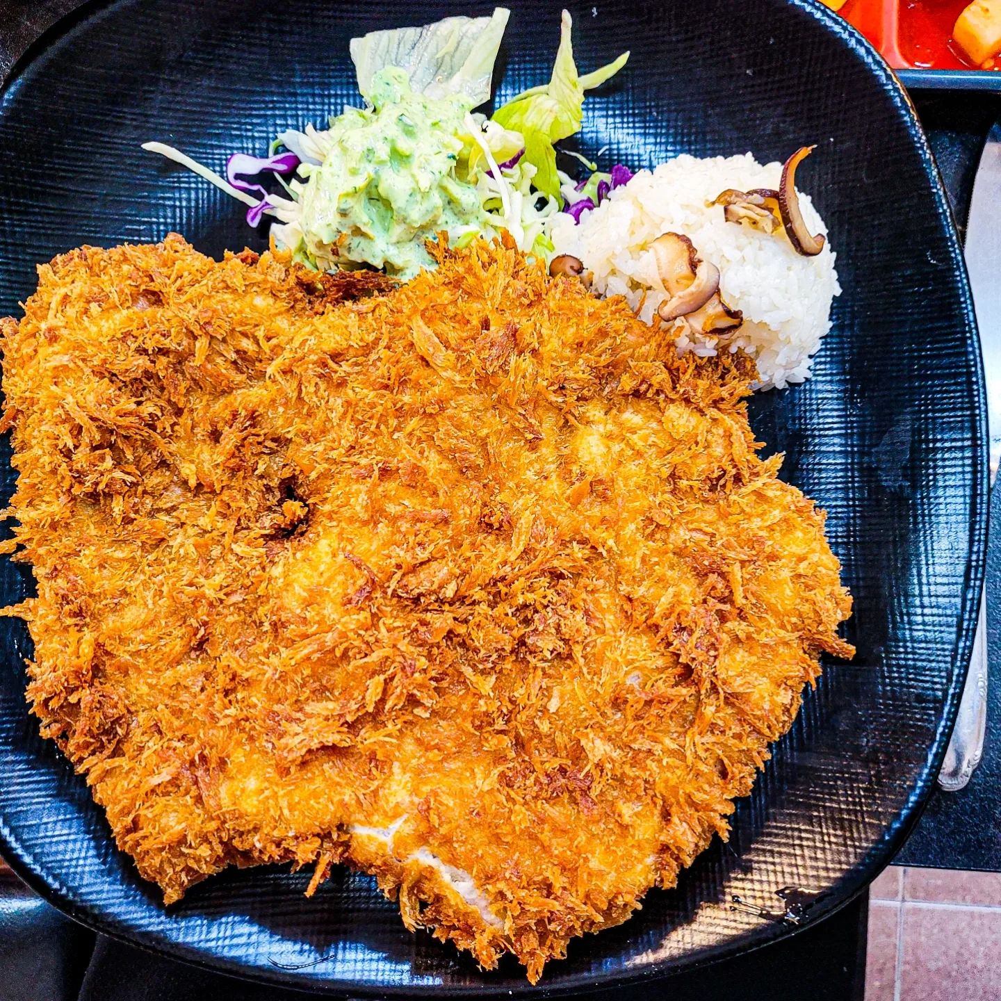 선팔=맞팔#오늘의맛집 [대전 맛집, 도마동 맛집]홍식이돈가스!

대전에서 왕크기로 유명한 홍식이 돈가스는 도마동의 도마시장 외곽에 있어요

맛집특) '이런곳에 맛집이있어?' 네~ 그러한곳에 위치해 있었어요😅

가게에 들어가보니 분위기는 작은 분식집 같은 느낌의 인테리어였어요.

우리는 왕돈가스와 생선가스(특)으로 주문했어요.
기다리면서 찾아봤더니 예전에는 돈가스가 무한 리필이었는데 사장님께서 돈가스가 차가워지고 맛이 없어 진대서 무한리필을 없애고 주문즉시 튀기기로 바꾸셨대요
맛이 좋아져서 오히려 반응이 더 좋아졌다고 해요

돈가스는 소문대로 엄청 컸어요 이 크기가 카메라엔 크지않게 찍혔어요😂
왕돈가스에는 소스가 따로 나오는데 자극적이지 않고 경양식소스 같았어요

생선가스에는 타르타르소스가 올려져 나오는데 이소스는 담백하면서 달달했어요

♧상호명 : 홍식이돈가스
♧브레이크타임 없음
♧주소 : 대전 서구 도마5길 58

오늘은 대전 맛집, 도마동 맛집인 홍식이 돈가스에 다녀왔는데요. 맛이 엄청 맛있다기 보다는 평범한듯 맛있었고 사장님의 인성이 맛집으로 만든것이 아닌가 생각이 들었어요😁👍

#안주 #야식 #맛집 #먹스타 #먹스타그램 #배달맛집 #맛있다그램 #먹스타맞팔 #먹방스타그램 #음식 #음식사진 #음식스타그램 #대전맛집 #도마동맛집 #홍식이돈가스 #돈가스맛집 #대전돈가스 #도마동돈가스 #도마동홍식이돈가스