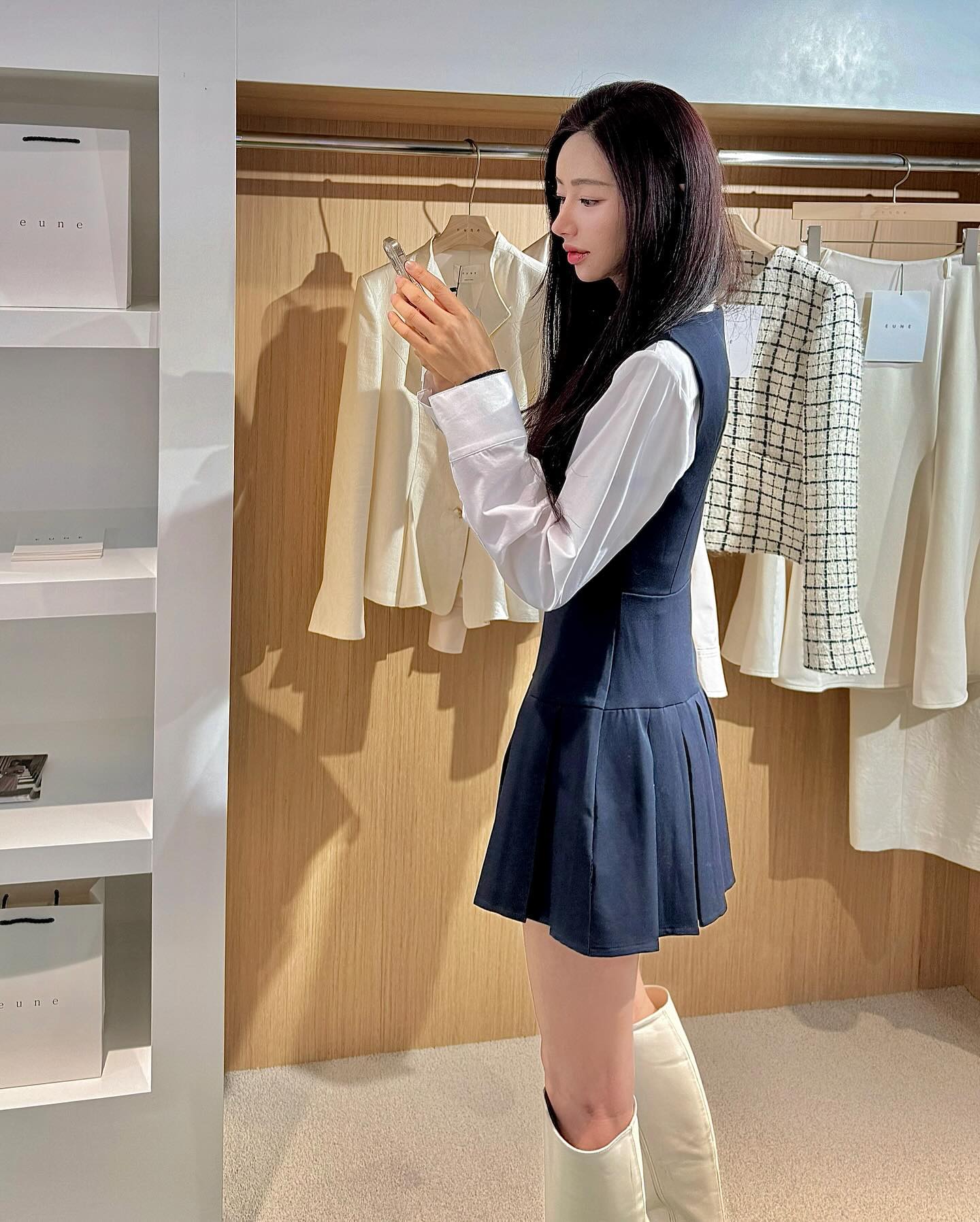 #광고 eune_kr 

✨2024 센트럴 으네 프로젝트✨
1월 한달간 고속버스터미널 센트럴 시티에서
직접 경험해 볼 수있는 [EUNE] 팝업스토어🎀

하객룩,오피스룩 맛집으로 유명한 으네
이렇게 러블리한 룩도 맛집이였자나🫢🩷
고급소재와 원단, 핏 모두 완벽💯

완전 다른 너낌 두개 착장입어봤는데 
어떤게 더 잘어울려요🤔?

📍서울시 서초구 신반포로 176 고속버스터미널 센트럴시티 1층 
 ”EUNE“ (쉑쉑버거 옆옆옆옆)
 
📌2024.01.01-2024.01.31

#실물으네 #센트럴으네 #으네 #eune #팝업스토어 #팝업스토어행사 #fashion #패션 #ootd #하객룩 #오피스룩