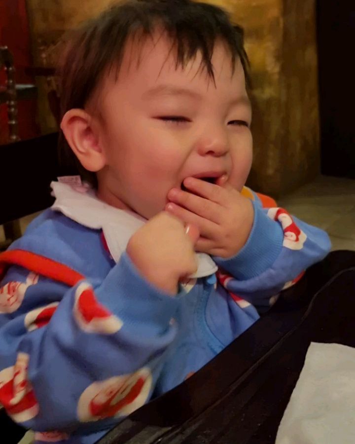 신거 좋아하는 아가👶
무피클의 신맛 짜릿해!!
한 접시 혼자 다먹구~
너무너무 졸려요😪

저렇게 밥먹다가 의자에서 자는건 또 첨이네🤭
정릉엄마랑 외식 맛있다 냠😋
엄마도 엄~ 청맛있게 드셨는데
천주교신자셔서 이런 분위기 싫다셨던 #마녀식당
#안양역맛집 #아기랑외식 #육아맘 #아기영상 #아기먹방
#14개월아기