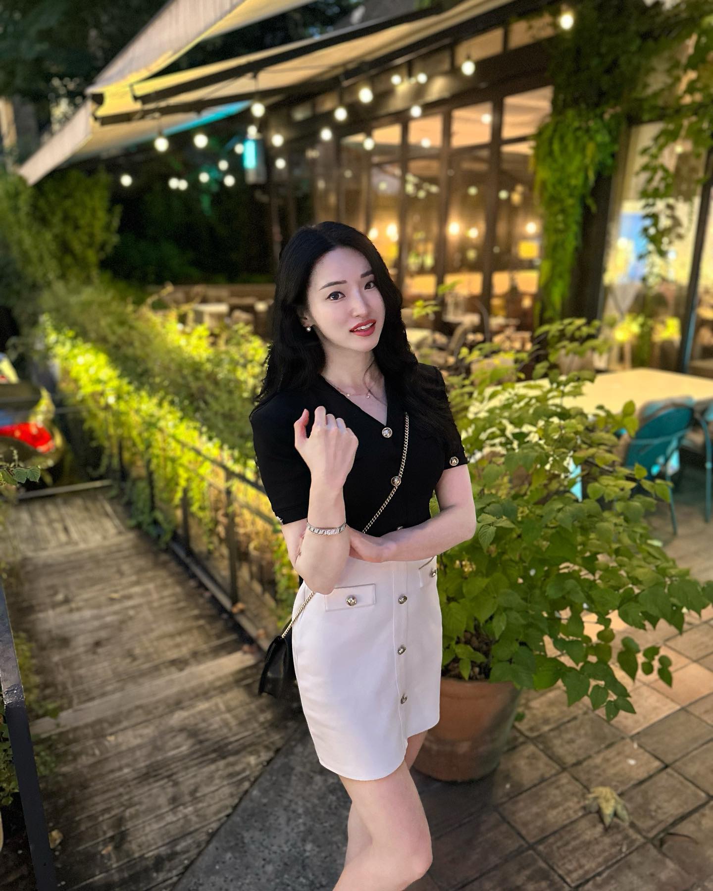 청담동에 여긴 꼭 와봐야지! 했었던
[퀸즈파크 청담]에 방문을 해보았어요..!
아직 여름이 다 안지나서 그런지 
오후 5시반에 와도 쨍한 낮이더라구요.
무엇보더 브레이크 타임이 없다는게 
큰 강점….! 

브런치카페겸 밥집이여서 
여기서 아메리카노 까지 때리니 
금방 저녁이 되었어요🥰

와인,주류까지 판다고 하니 
데이트하기에도 딱이겠쥬?? 

.
.

[내가시킨메뉴-]

라자냐 -35000
가리비와버섯샐러드 -34000
명란오일파스타 - 29000

.
.
.
.
#데이트코스 #청담 #퀸즈파크 #퀸즈파크청담 #청담동맛집 #맛스타그램 #먹팔 #셀스타 #좋반 #관리하는여자 #원피스룩 #패션계정맞팔 #운동소통 #운동계정맞팔 #펄일상