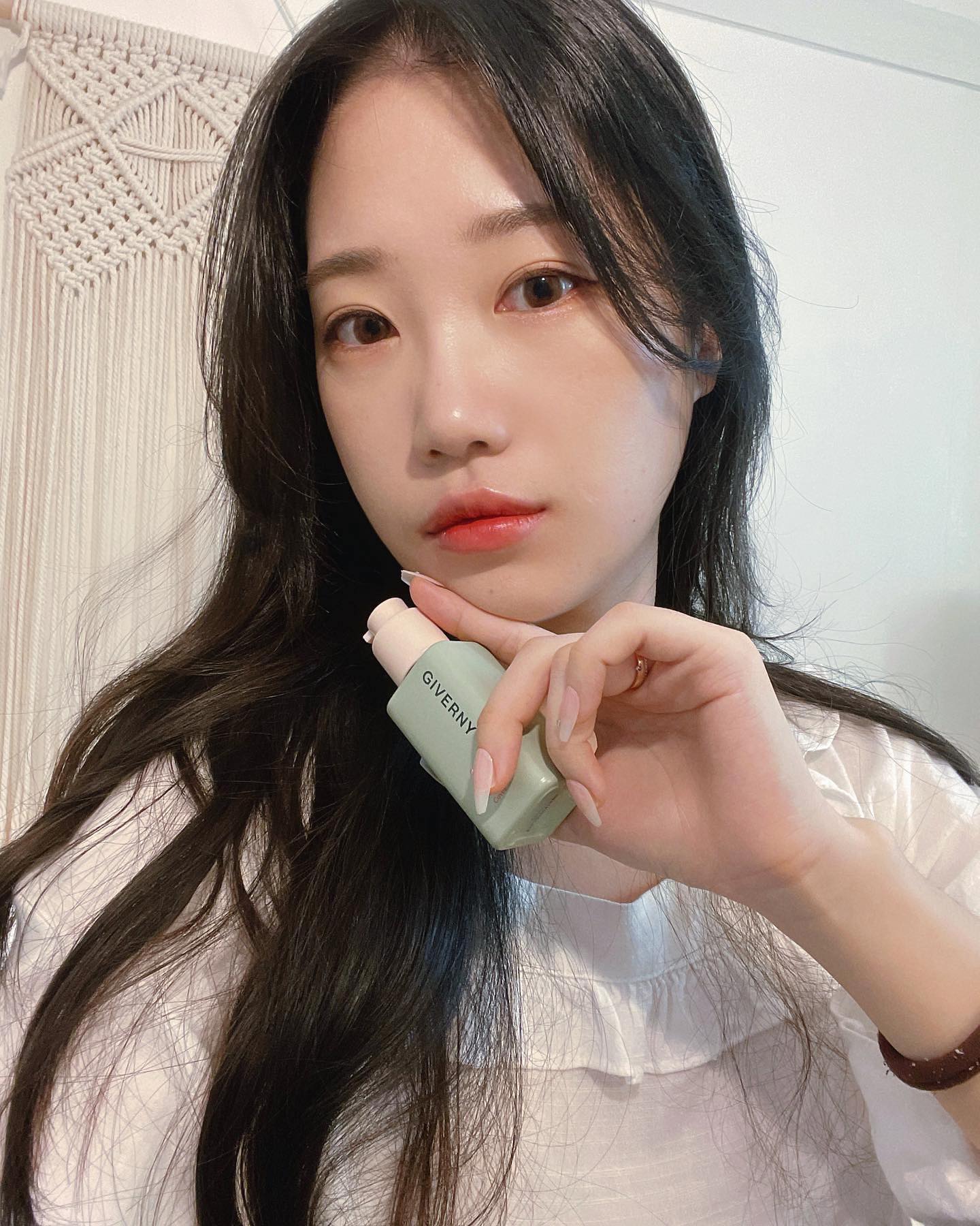 #광고 챱챱 피부에 착!감기는 지베르니파데💚
giverny_korea

컬러장인 지베르니에서 밀착커버 파운데이션+브러쉬세트가 나왔어요!🫶🏻
17호컬러가 품절데란템으로 인기가 대박인데, 
직접 지베르니 파데 피부에 발라보니까 
왜 인기많은지 바로 알았다구요 ;)

저는 21호 라이트베이지를 발랐는데,
17호가 컬러가 여리한 상아색느낌이면 21호는 차분하면서 화사함 느낌이랄까😘
청초한 느낌낼때 쓰시면 분위기 갑,,

찍쿵템으로 나온 브러쉬써보니까 파데를 얇게 올리면서 모공커버력도 좋더라구요! 
요즘에 피부표현을 얇게 레이어링하라고 추천해서
지베르니파데로 따라해봤는데 피부결 뽀송해진거 보이시나요✨
톤업 프라이머랑 조합하면 모공커버+지속력까지 좋아지니까 놓치지 말기!👀

✔️올영에서 브랜드위크 행사도 하고있으니 참고하세요!
▪️최대 37%할인 + 장바구니 쿠폰 추가 5% 할인(3만원 이상 구매 시 적용 가능)
▪️3만원, 5만원 이상 구매 시 각각 초슬림브로우펜슬(정가 1만 3천원) 
▪️고밀착 시그니처 포어리스 톤업 프라이머(정가 2만 8천원) 증정

#지베르니 #Giverny #밀착커버파운데이션
#파운데이션추천 #올리브영파운데이션 #모공커버 #커버파운데이션 #17호
파운데이션 #메이크업브러쉬 #파운데이션브러쉬