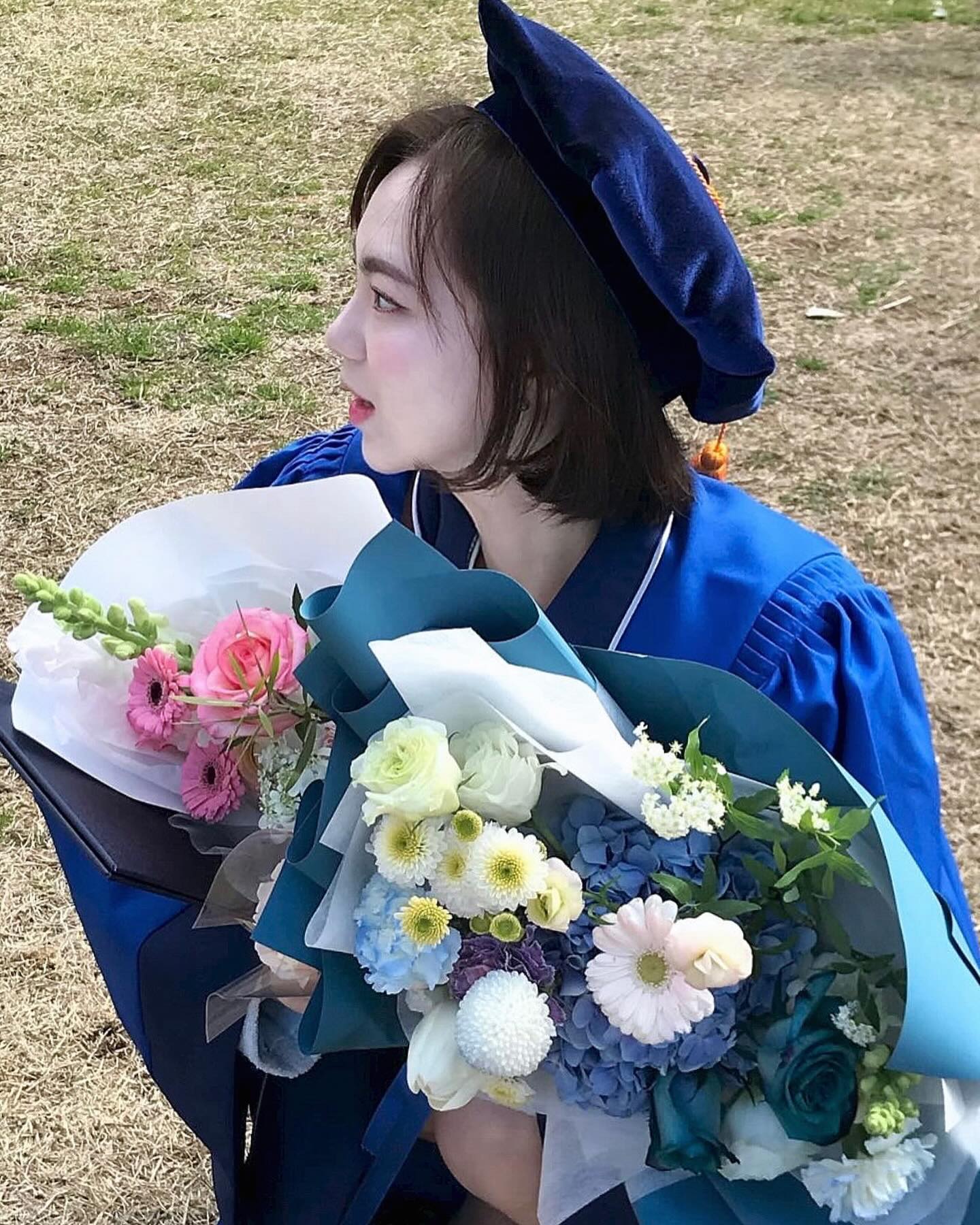 제가 졸업을 해버렸답니다~!🎓💐

이렇게 제일 먼저 해버릴 줄은 몰랐는데.. 
졸업이란 걸 해냈네요.. 못할까봐 걱정할 때도 있었는데 🤣

4년동안 최선을 다한 저 스스로에게 
대견하고, 수고했다 말해주고 싶으면서 🍀

다들 바쁜데도 축하해주러 졸업식에  나타난 
수많은 사람들을 보면서 내가 정말 학교 생활 잘 했구나, 
뿌듯함과 감동을 모두 느낄 수 있었어요 🥹 

우리 엄마, 
김해에셔 달려와준 유진이언니와 오예법학과,
못온다고 아침 일찍 꽃배달 보내준 가현이를 포함한 
내 대학생활의 전부였던 우리 블루, 
휴가 나온 현준이와 졸업하고도 찾아준 다혜언니를 비롯하여 
제일 많이 찾아준 말레이, 
첫번째이자 가장 많은 의지를 한 우리 도담이와 
4학년 모든 추억이 함께한 나영이언니, 
내 유일한 남사친이었던 회장 용대와 법학 20즈 친구들, 
고등학교부터 고마움 가득한 우리 승연이와 하조미, 
첫 과언니 지현이언니와 다른 학교지만 부국제에서 만나 
내 정말 소중한 사람이 된 혜수언니, 
그리고 뒤에서 묵묵히 기다리며 
사랑을 주는 내 남자친구 준혁이까지 

전달받은 애정어린 응원과 축하 모두 소중하게 담고 
살면서 다 보답할 수 있는 사람이 되겠습니다 🙇🏻‍♀️

졸업을 떠나서 날이 선 상태로 대학에 던져저서 
모든걸 두렵고 어려워하던 저에서 하고 싶은 거 다하고 
다 해내는 지금의 밝고 행복한 제가 되는데에는 
이 축하를 전해준 모두들의 영향이 큰 것 같아요. 
정말 정말 감사하고 또 감사합니다. 
소중한 말들과 꽃, 편지, 선물 다 소중히 간직하고 쓸게요! 
더 나은 사람이 되겠습니다 🫧💗
