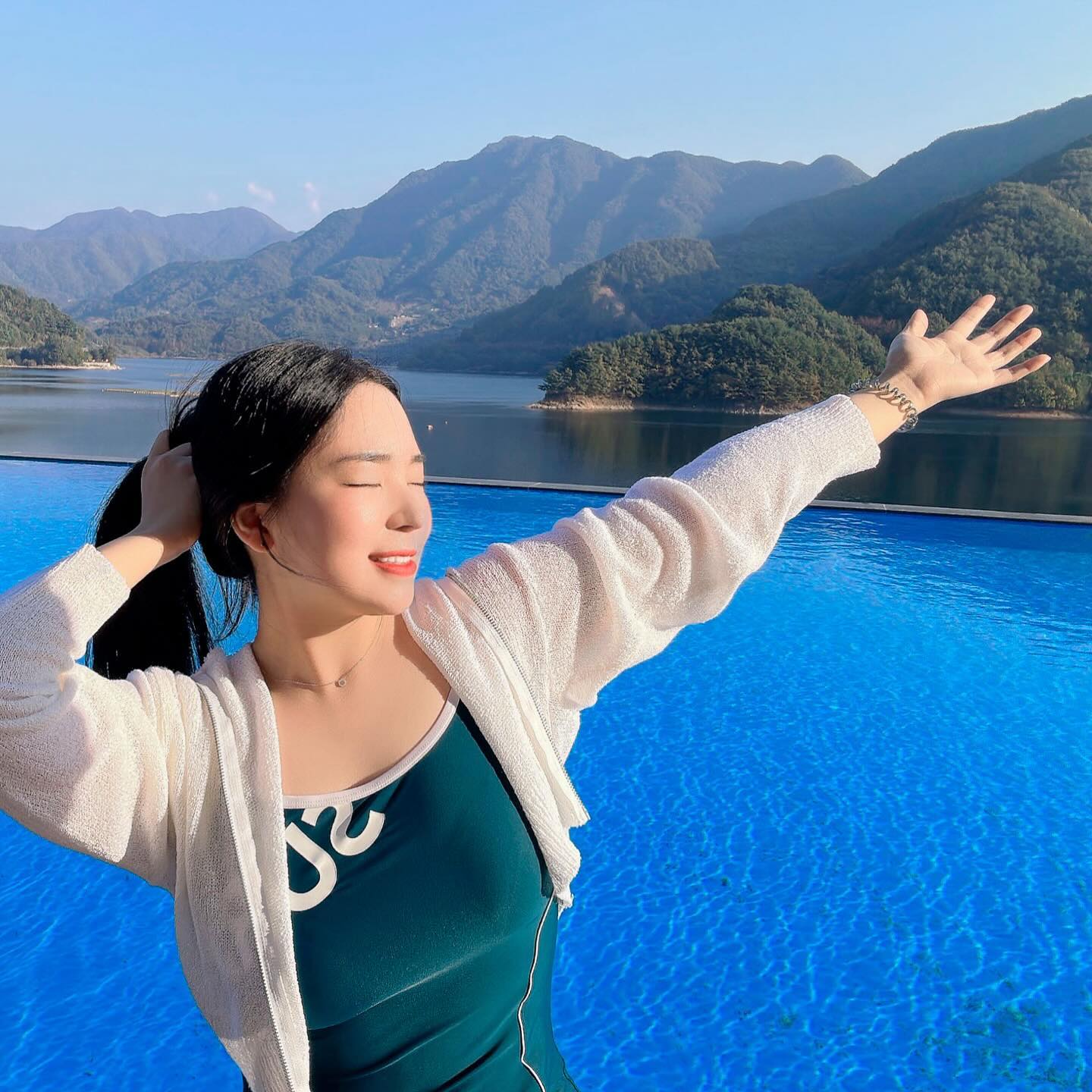 #숙박체험단 🛌

안녕하세요! 인피니티 풀 수영장이 있는 하동 비바체 리조트에 다녀왔어요🌊

⛰️주차장이 넓어 편하게 주차 가능하고 주변에 하동 케이블카, 레이블카, 짚와이어 등 관광지와 가까워서 이동하기도 편리해요!

⛰️리조트 안에는 편의점과 베이커리 카페, 레스토랑, 스크린 골프, 무한리필 바베큐 시설이 있어요!

⛰️전 객실 모두 호수가 보이는 레이크뷰로 공기도 맑도 경치가 좋아요!

⛰️객실 내부는 넓고 깔끔~ 하동펜션 찾는 분들은 참고하면 좋을 것 같아요!

⛰️비바체 리조트의 인피니트 풀 수영장은 국내 최대 크기인 100m이고 수영장 뒤로 호수와 지리산 뷰가 너무 멋져요!

⛰️맑은 공기와 호수, 산, 푸른 나무가 있는 자연을 보며 편안하게 쉬다 가니 행복했어요!

-

[비바체 리조트]
📍경남 하동군 청암면 청학로 876

.
.

#비바체리조트 #비바체리조트수영장 #하동 #하동여행 #경남하동 #경남하동여행 #하동숙소 #하동펜션

-

#여행 #여행스타그램 #여행그램 #여행기록 #리뷰 #리뷰스타그램 #셀카 #셀피 #일상 #데일리 #블로거일상 #블로그로놀러오세요