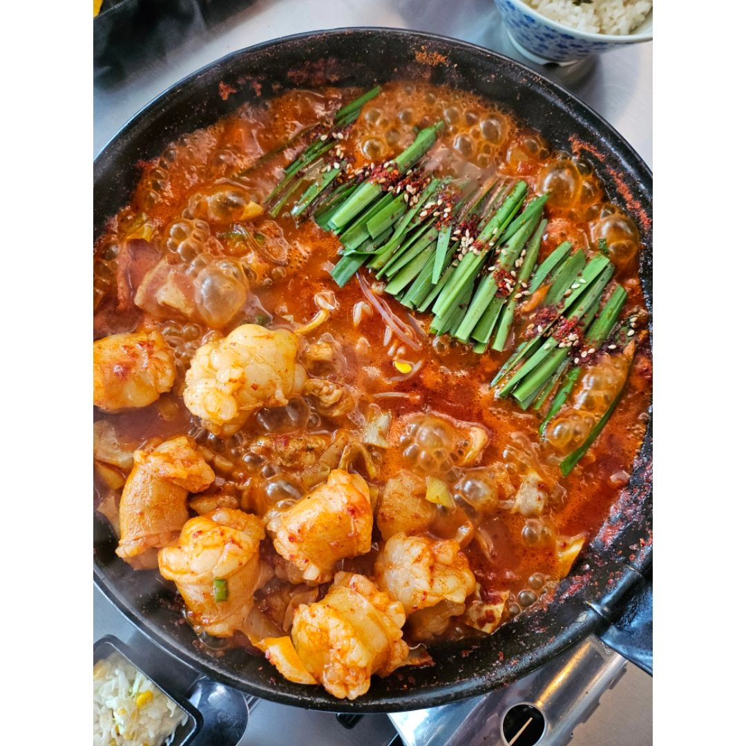 #협찬 곱도리탕이 땡길때는 대낚식당!
곱도리탕에 대창 통통한거 보자마자 군침 싹~
양념덕에매콤한 대창이라 안느끼하고 너무 맛있음
대창러버는 맛있어서 웁니다😭😭
닭고기도 야들야들하고 안에 당면도 들어있고 김가루밥에 날치알과 전골을 같이 넣어
비벼 먹으면 진짜 존맛!!!! 
우동사리 추가해서 볶음우동처럼 먹고
날치알주먹밥 시켜서 국물에 찍어 또 먹고
달달한 갈비덮밥도 땡기니까 시켜서 먹고
진짜 곱도리탕은 자극적인데 칼칼하니
자꾸 땡기는 빨간 맛 ㅋㅋ 계속 퍼 묵 👍
이건 뭐 술안주로도 말모~~ 👍
대낚식당 베스트 메뉴가 곱도리탕&대창덮밥 인데
역시 생활의달인 665회 대창의 덮밥
밥블레스유 49회 이영자 맛집
수요미식회 217회 곱도리탕 맛집
생생정보통 1007회 곱도리탕 대창덮밥 맛집 출연
맛이 없을수가 없는 경력이구나 👏 👏 
맛있는 곱도리탕이나 덥밥류가 먹고 싶을 땐
광교.영통.경기대 맛집으로 대낚식당 추천!

🚩대낚식당 광교점
🚩경기 수원시 영통구 대학1로50번길 21 1층
🚩0507-1384-9288
🚩월~일 11:00~22:00
참고할것!
.
.
#광교맛집 #경기대맛집 #영통맛집 #대낚식당 #생활의달인맛집 #곱도리탕맛집 #대낚식당광교점