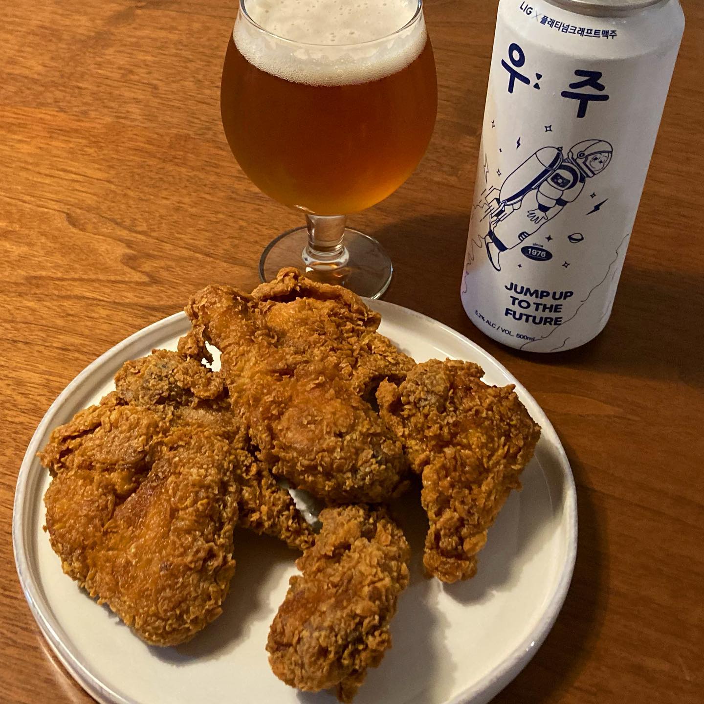 #협찬 #플래티넘맥주 
 
플래티넘맥주(platinumcraftbeer )에서 #우주맥주 를 제공해주셨습니다.😀
수제 맥주 기업인 플래티넘맥주는 2002년 소규모 양조장에서 출발한​ 수제 맥주 1세대 기업입니다. ​
이번에 출시한 우주맥주는 알코올 도수 5.2%의 페일 에일입니다. 글로벌 방위산업체인 LIG넥스원과 콜라보한 제품으로 ‘우리의 미래 우주, 그 주인공은 우리입니다’ 라는 의미의 제품이에요. 방산업체 넥스원과의 콜라보라니… 넥스원이 우주 관련 신사업에 진출한다는 마케팅 활동인 것 같네요.
 
페일 에일은 에일 중에서도 가장 잘 알려져있고 보편적인 맥주에요.
전통적으로 인기있는 홉과 최근 트랜디한 홉을 블랜딩한 맥주여서 그런지 매력적인 풍미가 느껴지네요. 진하고 씁쓸한 맥주 맛이 치킨과 잘 어울려요. 
 
GS25에서 구매 가능하니 새로운 맥주 한번 마셔봐도 좋을 것 같아요!
 
#맥주스타그램 #술스타그램 #수제맥주 #플래티넘맥주 #편의점맥주#에일 #콜라보 #페일에일 #편의점신상 #맥주추천 #beerstagram #beer #paleale #drinks #lager #alcohol #foodies