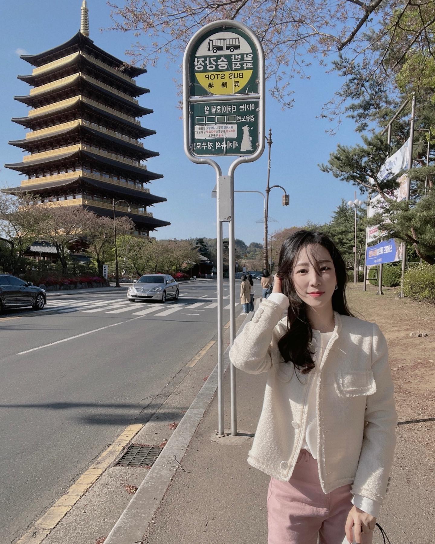 .
한 발(?) 늦어서 벚꽃은 없지만 그래두 황룡원 중도타워뷰🌸
사람이 많지 않아서 오히려 편했던 여행 🤭