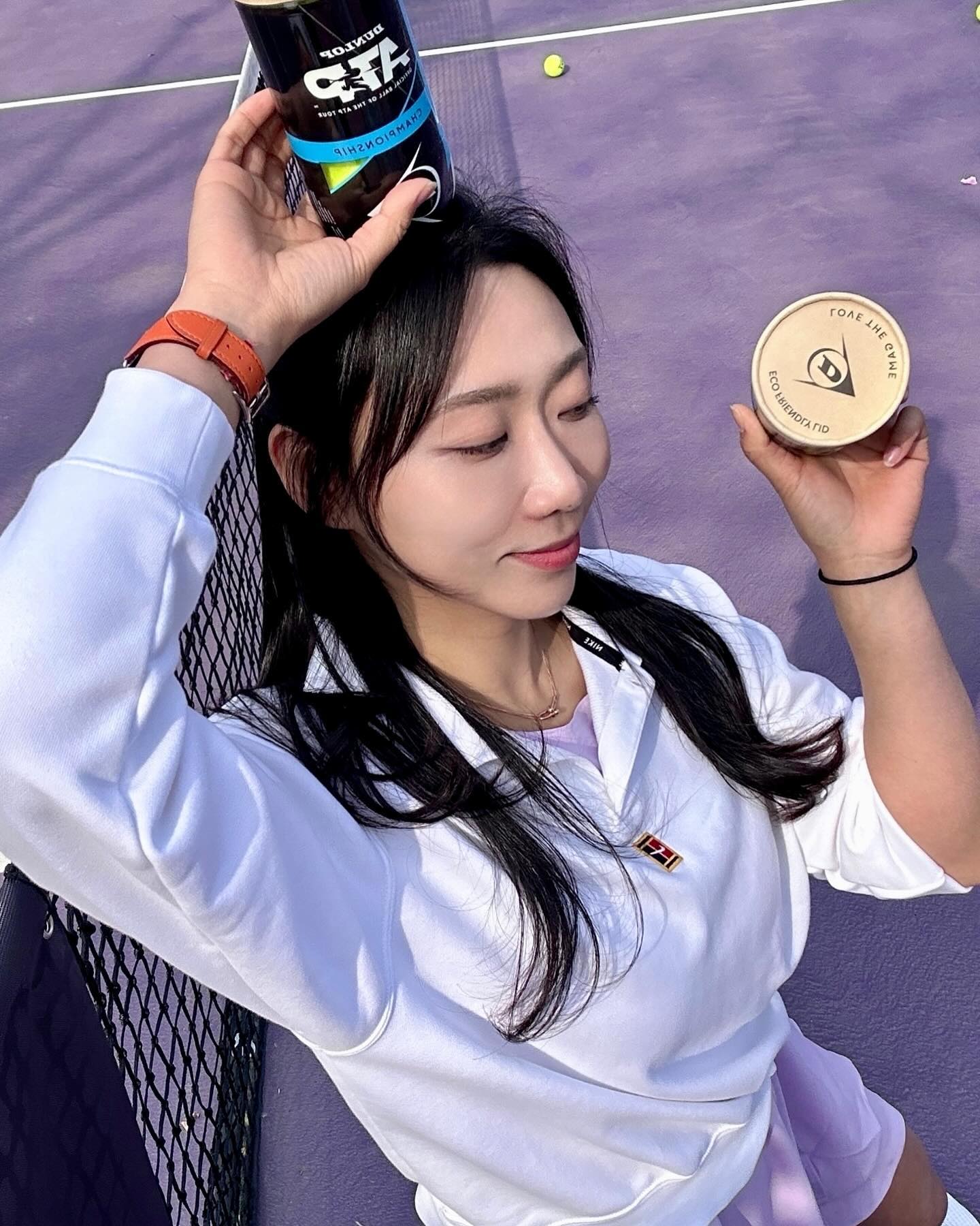 ATP 공인구로 ATP투어대회 볼 사용률 1위인 던롭
볼의 성능은 똑같은데 친환경적인 패키징으로 바뀐 던롭볼🎾

지구환경을 배려한 ’지속가능발전목표(SDGs)‘의 일환으로, 재활용 가능한 뚜껑 및 캔 사이즈를 줄여 30%의 플라스틱 사용률 절감과 약 50톤의 플라스틱 사용량 절감이 예상된다고 하네요. 

볼의 성능은 같은데 친환경적인 패키징으로 나온 던롭볼 안쓸이유가 없잖아요👍