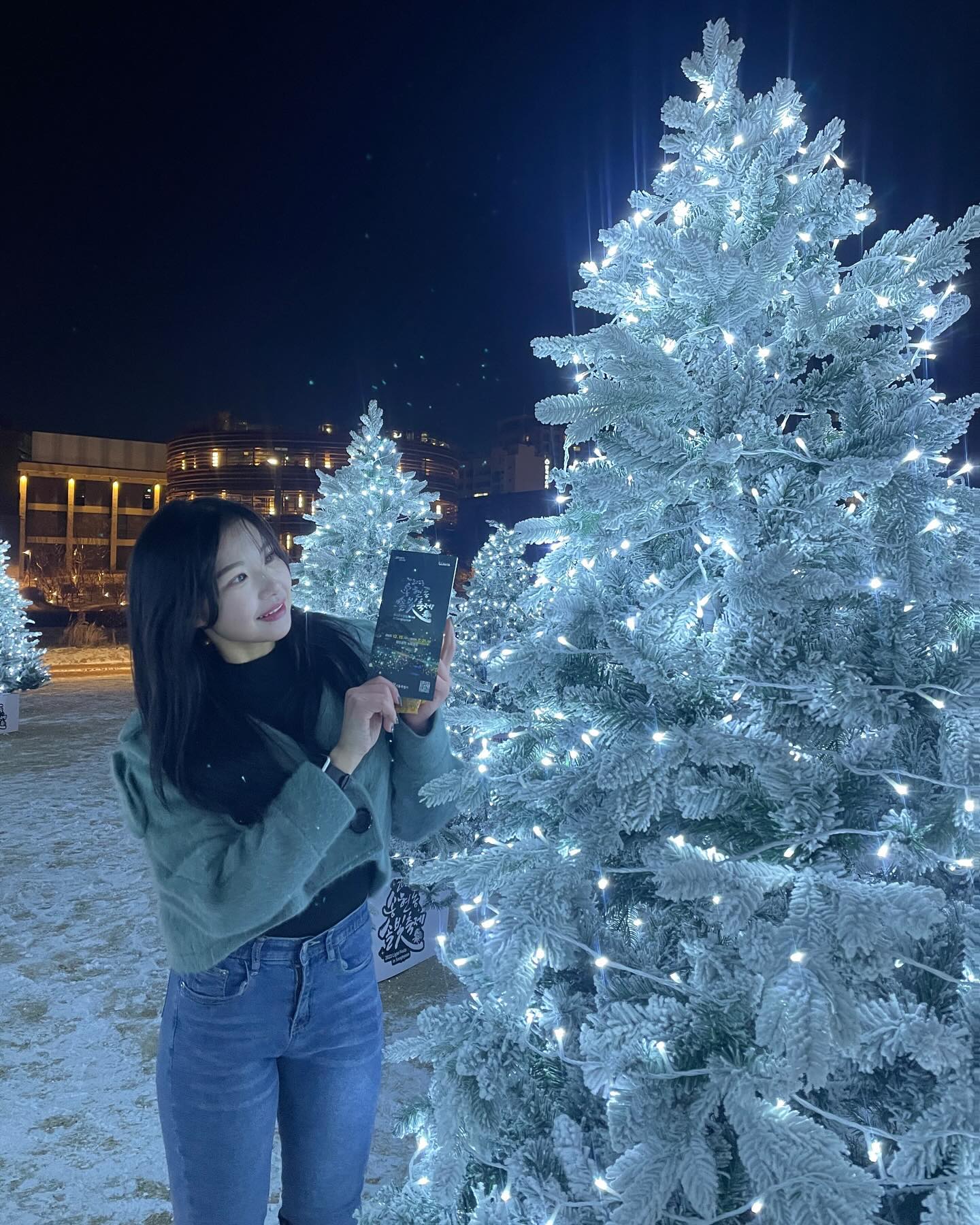 #촬영

실시간 안국 핫플로 뜨고있는 곳✨✨
영롱한 빛들로 가득한 [2023 송현동 솔빛축제]

서울윈터페스타2023과 함께 진행중인 행사라 역대급 스케일 자랑하더라구요!!어디서든 찍어도 인생샷 등극이라는 사실💖💖

빛의 언덕/빛의 산책/그림자 숲/빛의 소리/중앙가든/빛의 길 등 여섯가지 야외 전시공간으로 이루어져있는데~~ 볼거리 가득하구 체험거리도 다양하다는 점!!!

+ 스냅사진도 찍을 수 있고 따뜻한 붕어빵 간식도 먹을 수 있고! 맛나강정 진짜 강추!!! 
+빛의 소리 공간에는 조명 색깔에따라 소리가 장작소리부터 파도소리까지 듣는 즐거움도 가득가득😆

오후 6시 이후부터 빛이 들어와서 저녁에 방문하는 걸 추천해요🤍

💌 장소
열린송현 녹지광장 (서울 종로구 송현동 48-9)
💌운영일자
12/25(금) - 1/21(일)
11:00 - 22:00

#서울페스타 #안국 #송현동열린광장 #서울윈터페스타 #송현동솔빛축제 #서울축제 #서울 #광화문
