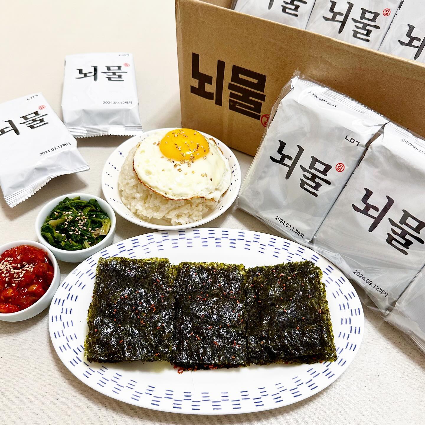 #협찬 #뇌물명란김 

맛있는 김에 명란이 콕콕콕‼️
이건 무조껀 맛있쥬〰️〰️

뇌물 아닌 뇌물 명란김🍙🍙🍙

좋은 원초를 고급 현미유를 사용해
두번 구워내니✨

바삭함 up‼️고소함 up‼️

여기에 감칠맛 쩌는
살짝 매콤한 명란이 솔솔〰️

밥도둑, 술도둑 여기 있습니다요✌🏻

혀에 약감 매콤한 느낌이 있는데
17개월, 38개월 아기도
엄청 잘먹으니 맵찔이도 걱정말고 드셔용><⭐️

그나저나 뇌물 이름 너무 귀엽지 않나욬ㅋㅋㅋㅋㅋ❓

우리가 아는 나쁜 의미의 뇌물 아니고
편하게 주고받으며 따신맘 전달하자는
새로운 의미의 뇌물이 되고싶대요😍😍😍

가까운 지인에게 뇌물 어떠세요❤️
.
.
showmall2023 👀
✔️구매는👇🏻
https://smartstore.naver.com/_wow_market_/products/8052990577
.
.
#뇌물김 #명란김 #술안주#뇌물 #김밥김 #도시락김 #맛김 #돌김 #맛있는김 #광천김 #집밥 #집밥레시피 #안주 #김 #명란 #술안주 #요리 #요리레시피 #반찬 #밥도둑