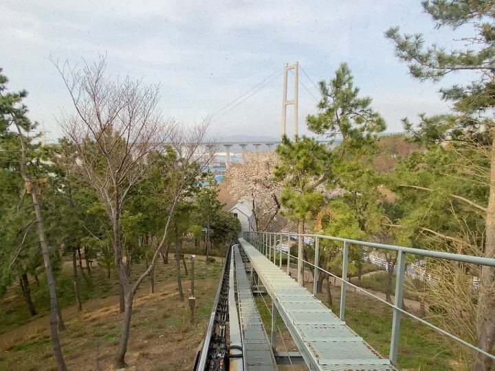 #트립앤미 #TNM #여행가는달 #봄여행지추천 #울산여행 #울산여행필수코스 #국내여행패키지 트립앤미 국내여행 패키지로 1박2일 교통, 숙박, 입장료까지 완전 해결가능해서 정말 편안한 여행이네요 가이드의 친절하고 꼼꼼한 안내에 따라 한층 알찬 시간을 보낼수 있답니다 #장생포고래문화마을 #울산핫스팟 #장생포 #모노레일 모노레일타고 추억의 시간 열차를 타고 과거로 떠나보아요 #울산핫스팟