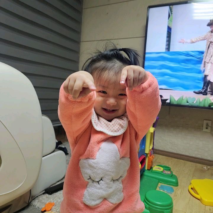 클수록 나윤이 어릴때랑
붕어빵인 세아

세아는 #눈웃음 
나윤이는 코찡긋웃음

요즘 #애교쟁이 에 #뽀뽀쟁이
#떼쟁이

#뭘해도귀여워
#우는것도귀여워