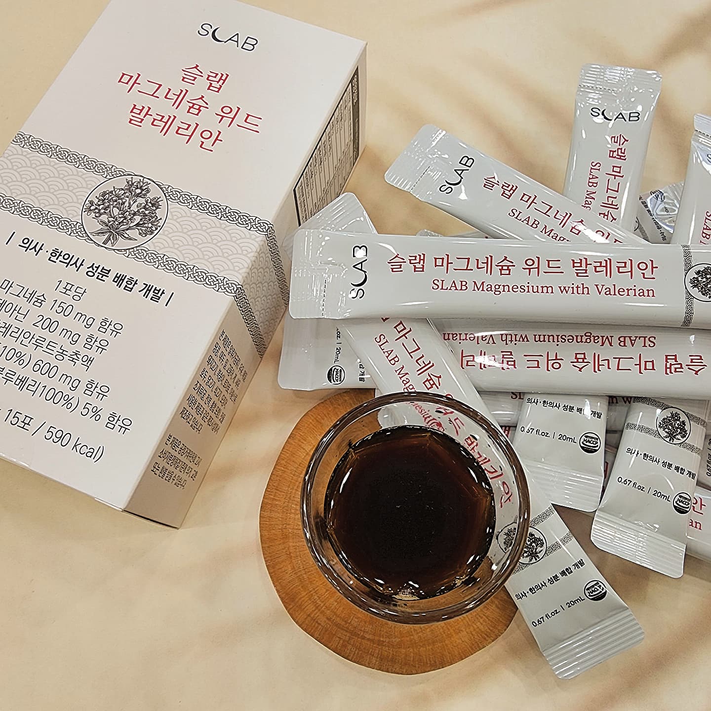#협찬 🌛
　
　
　
요즘 자다가 새벽에 깨서
잠 못 드는 날이 종종 있었어요.
잠은 하루 컨디션을 좌우하기 때문에
저는 수면 건강을 
정말 중요하게 생각하거든요.🧐

한의학 박사가 개발한
수면 영양제
'슬랩 마그네슘 위드 발레리안'
먹어봤습니다.

✔️한국인만 몰랐던 
세계적인 천연 수면 영양제 원료.
수면의 질 개선에 도움을 주는
발레리안 추출물과
✔️진정과 안정에 필요한 마그네슘이
함께 들어가 있어

✔️수면장애 개선 효과가 있는😴
특허 출원 한약조성물부터
✔️L-테아닌까지 꼼꼼하게 챙겨 
맞춤 배합했어요. 

액상 타입으로 1회분씩 
개별 포장되어 있어서
섭취하기 편리하고, 휴대하기도 좋았어요.

액상타입이라 흡수도 
빠르고 좋을 거 같더라구요.
블루베리 농축액이 함께 들어가 있어서
새콤달콤 맛도 좋아용.😋
요즘 하루 한 포씩 잘 챙겨 먹고 있는데,
그 덕분인지 새벽에 덜 깨고, 
더 푹 잔 듯한 느낌이 들었어요.☺️

잠들기까지 오래 걸리시는 분
수면질 개선을 통해 개운한 아침을 원하시는 분
새벽에 자주 뒤척이고 잠결이 예민하신 분
수면 건강을 관리하고자 하시는 분
추천합니다😀

#슬랩
#수면영양제
#발레리안루트
#수면질개선
#꿀잠
#숙면영양제
#잠잘오는법
#수면부족
#스트레스개선
#긴장완화
#한의사개발
#마그네슘
#테아닌