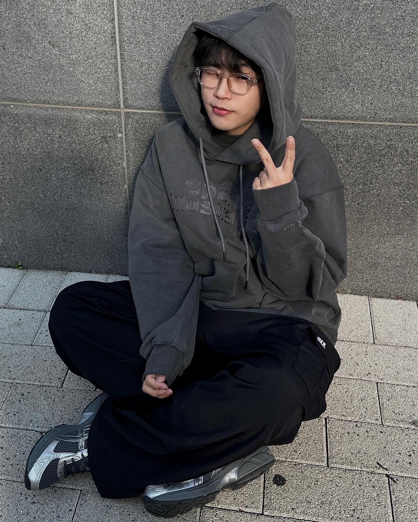 #협찬 sportsillustrated_fashion 
"Sports Everywhere, Every wear!" 세계에서 가장 권위있는 스포츠 매거진 ‘스포 츠 일러스트레이티드’가 스포츠 캐주얼 브랜드인 ‘스포츠 일러스트레이티드 패션’이라는 새로운 모습으로 한국 런칭을 앞두고 있다고 해요!!👍🏻

스포츠일러스트레이티드패션은 각 스포츠 종목을 컨셉 으로한 다양한 컬렉션을 선보일 계획이라고 하는데요, 많은 관심 가져주시면 좋을 것 같습니다!👏🏻

피그먼트 워싱으로 빈티지함을 살린 후드티를 입어 봤는데요!! 
묵직한 원단에 오버한 핏으로 제작되어 
체형 보완에도 좋고, 요즘 핫한 카고팬츠와 함께 매칭하면 
y2k 스타일로 입을 수 있어요!✨

✅https://www.sifashion.co.kr

#광고 #스포츠일러스트레이티드 #sportsillustrated_fashion #y2k #제품협찬 #제품제공 #후드티 #후드코디 #뿔테 #패션안경
