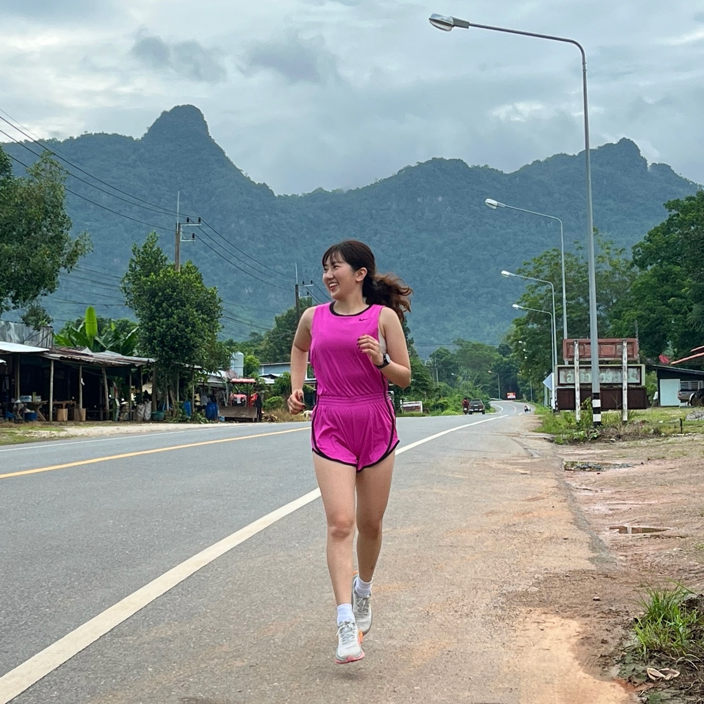 🇹🇭🏃🏻‍♀️‍➡️🏃🏻‍♂️‍➡️

아침 6시30분에 일어나서
10km 모닝런 ☀️

오르막길 장난아니고
댕댕이 자꾸 따라와서 어쩌다 같이 러닝

아이싱까지 야무지게 끄읕 ! 🧊🧊

ครั้งหน้าไปวิ่งมาราธอนกันเถอะ!
lifepostme

#러닝 #태국러닝