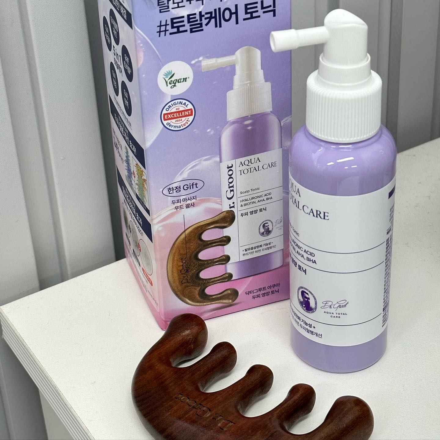 #협찬 

닥터그루트 - 아쿠아 두피 영양 토닉

탈모케어와 동시에 혈행개선/두피가려움개선/
두피트러블개선/두피의 탄력,수분보습케어까지 
한번에 해주는 스프레이예요.

두피에 뿌리는 스프레이제품들이
떡지는 제품들이 많아서 손이 안갔는데
닥터그루트 제품은 떡지지않고 빠르게
흡수도 잘되서 좋았어요 :)

탈모케어겸 건강한 두피관리를위해서
사용해주고있는데 편하기도하고 전반적인
두피관리에 도움되는제품이라 만족스러웠어요 :)

#닥터그루트 #drgroot #두피토닉 #두피영양토닉 #두피혈행개선 #슬로에이징 #닥터그루트두피토닉 #헤어토닉 #탈모관리