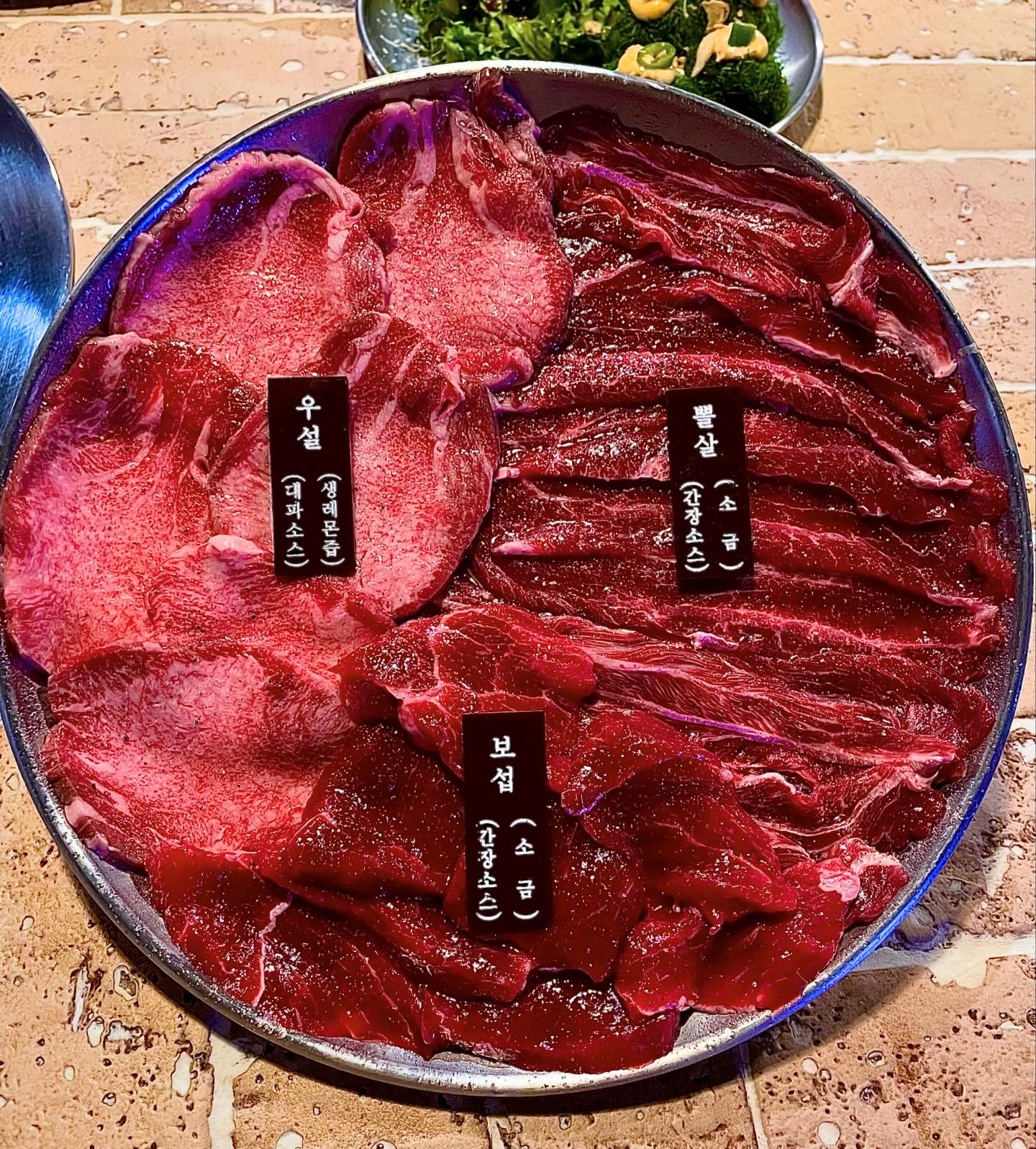 ✔️ 우설집
😋 우설집 시그니처 한판
🧐 이색적인 특수 부위를 이색적인 분위기에서 
즐길 수 있는 고급 특수부위집
특별한 날에 방문해도 손색없을 정도의 고급스러움, 
개별 프라이빗 공간도 있어서
가족들과의 모임도 적합한 곳

서울 동대문구 천호대로83길 66 1층

#jmt #존맛 #동네맛집 #맛스타그램 #맛집소개 #맛집스타그램 #맛집추천 #맛집탐방 #맛스타 #먹스타 #맛집 #먹방 #맛집투어 #먹방스타그램 #먹스타그램 #오늘의맛집 #맛집공유 #추천맛집 #찐맛집 #전국맛집 #맛집여행 #맛집그램 #맛집코스 #먹스타맞팔 #핫플레이스 #핫플 #서울여행 #서울여행지추천 #서울데이트코스 #협찬