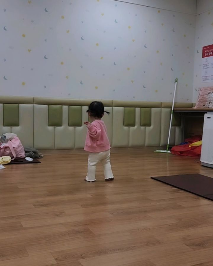 귀염돌이🩷

노래소리만 들리면 춤추는 윤아찡😍

엄마릉 놔두고....
저 멀리 저 앞에서 춤추기ㅋㅋㅋㅋㅋㅋ
매번 선생님을 시작으로 모든 친구들에게 눈 마주치고 인사하고 이쁜짓까지 해주고 다니심...

손짓몸짓하나가 다 귀여워 죽겠네~~~
신발신겨놨드니...
이리저탐색하고 다니고 다컷어🤍🤍

사룽해 내딸🩷