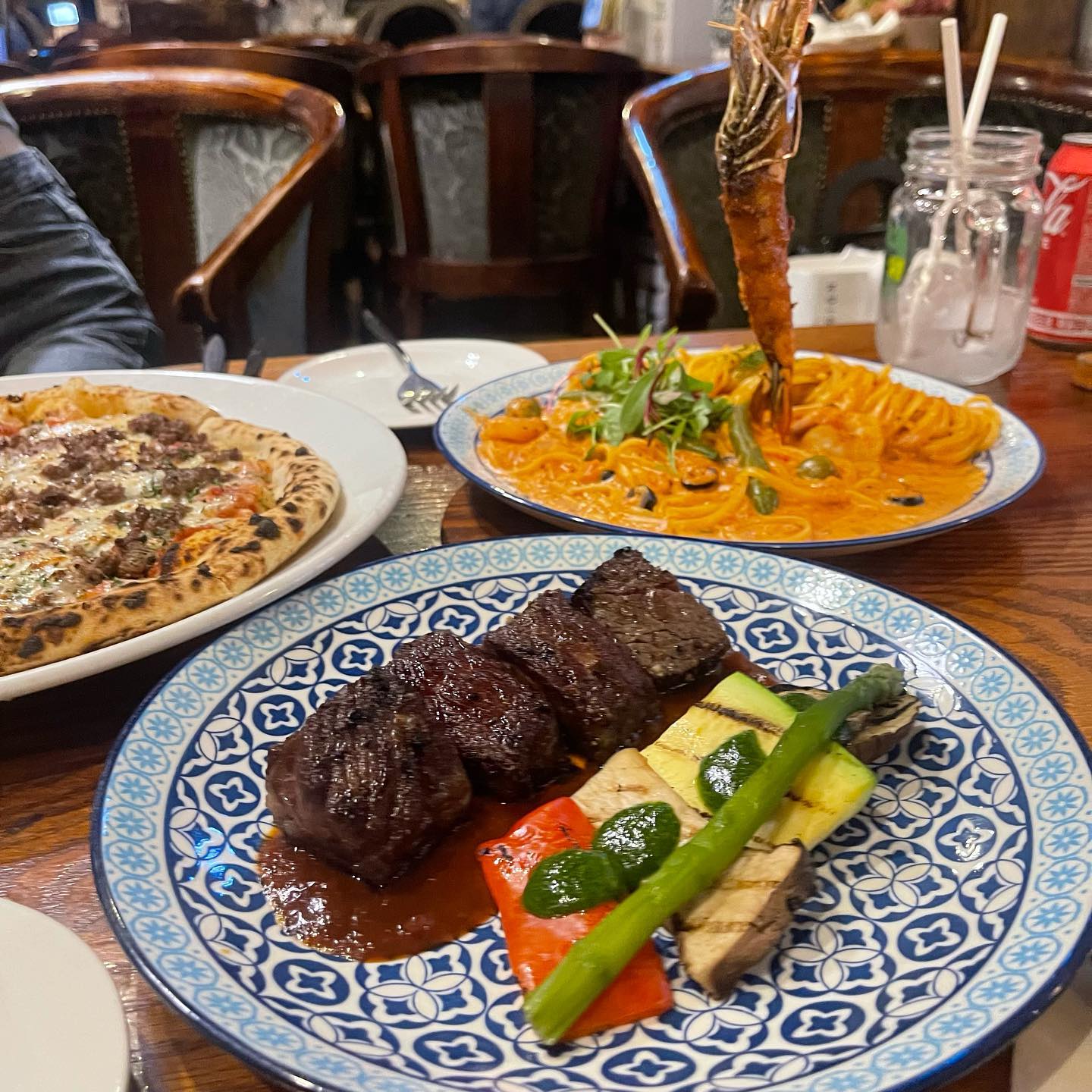 #협찬 
친구와 소중한 날 아지오에서 맛있는 시간 보내고 왔어요!🥳🥳🥳

인사동에서 이렇게 분위기 좋은 레스토랑이 있다니! 
외관부터 고풍스럽고 유럽느낌의 아지오!
.
아지오의 대표메뉴 [새우 비스큐 크림소스 파스타]는 새우가 멋지게 딱 세워져왔는데 정말 임팩트 있었어요😆 비스큐 크림소스가 이렇게나 맛있다니!!
파스타는 무엇보다 맛이 중요한데 정말 이 소스가 맛있어서 그릇 바닥까지 긁어서 먹었답니다🧡🧡🧡
육즙 팡팡 [살치살 스테이크]도 참 부드럽고 소스에 찍어먹으니 꿀맛이었답니다 배부르게 먹었고 전혀 부족한 느낌이 들지 않았어요
그리고 피자는 어쩜 이렇게 재료가 가득들었는지 !! 
한입 먹는데 불고기랑 치즈의 풍미가 어우러지면서 엄청나게 맛있더라고요👍🏻
. 
무엇보다 아이들이나 어른들과도 와도 좋을 것 같은 편안한 분위기와 인테리어였답니다!!

종로! 이태리 음식과 정을 함께 나누는 레스토랑 <아지오>
가족과 와도 친구와 와도 연인과 와도 좋을 것 같아서 인사동 모임 장소로 추천합니다👍🏻🩷

#아지오#인사동와인#요즘것들#요즘것들파스타#요즘것들스테이크#인사동파스타#인사동스파게티#인사동피자#종로맛집#종로화덕피자#종로파스타#종로피자#종로스파게티#인사동맛집#인사동데이트#인사동맛집추천#종로맛집#종로데이트#종로맛집추천#종로파스타#종로와인#종로스파게티#인사동핫플#인사동레스토랑#인사동분위기좋은맛집#먹스타그램#맛스타그램#먹방