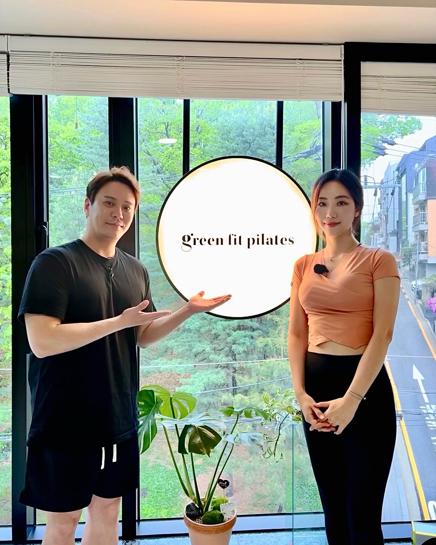 살다가~살다가~🙈🎼
sg워너비 용준님께서 그린핏필라테스에서
동공지진 👀.. 모드가 오셨는데요,,
골프필라테스를 배우시다가 무슨일이 일어났을까요?
몰래카메라 현장!🌳

#허경환김용준의더잘생긴골프tv 에서 확인해주세요👌🏻
#김용준 #sg워너비 yongjunkim84