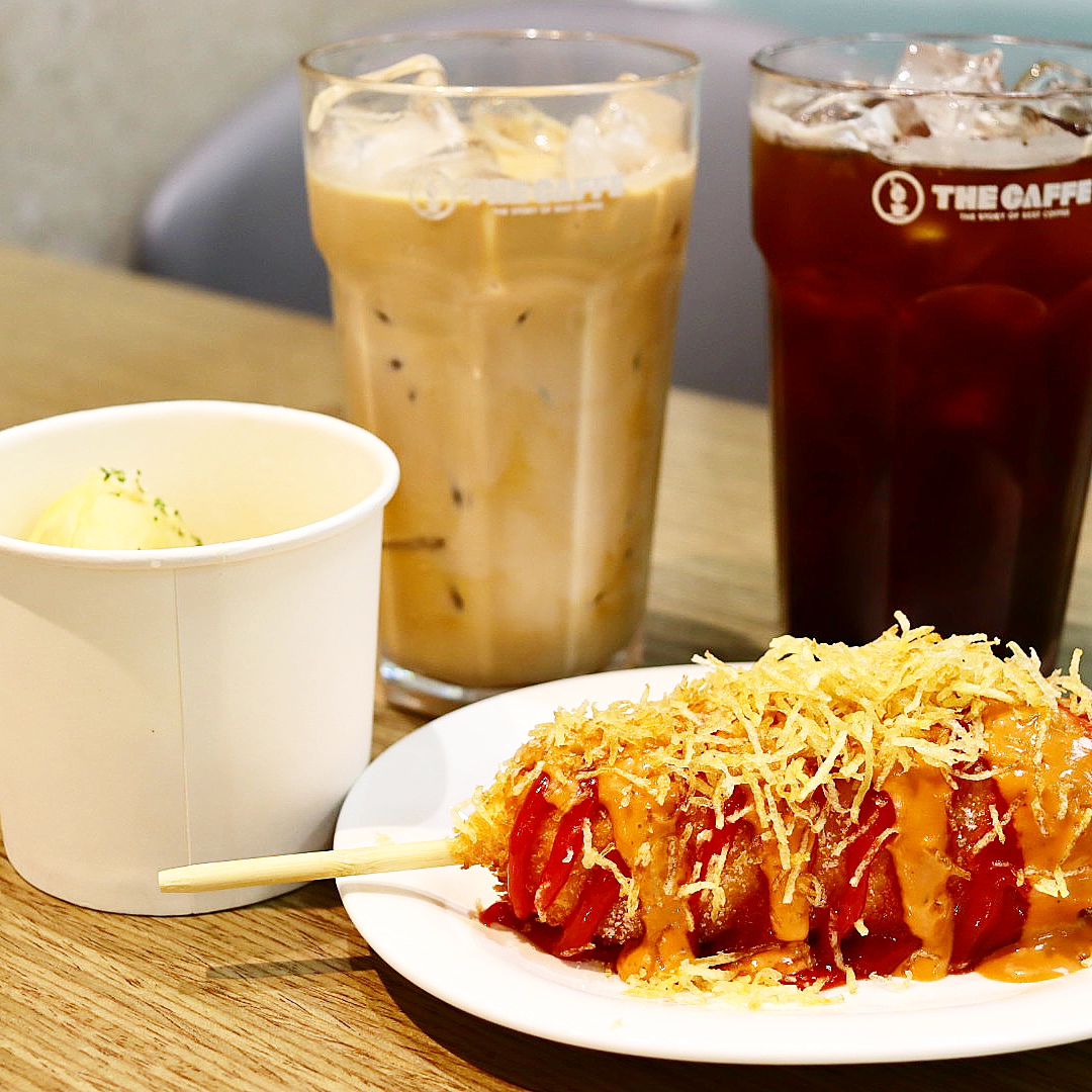 #협찬 #수원권선동카페 #롯데마트권선점맛집 #권선동카페 #디저트맛집 #라떼맛집

카페에서 휴게소 간식인 핫도그🌭랑 버터 알감자🥔를 먹을 수 있다고 해서 수원 롯데마트 권선점 더카페에 다녀왔어요. 카페에서 휴게소 디저트를 먹을 수 있다니 신선하더라구요.🤗❤️

롯데마트 권선점 더카페는 매장도 넓고 환경도 쾌적해서 혼자가기에도 좋고 여럿이 가기에도 좋은 카페랍니다.💕

저는 남편이랑 치폴레 양파칩 핫도그랑, 버터 알감자 그리고 시크릿라떼, 아메리카노를 주문했는데요.🫶🧡

시크릿라떼는 우유와 크림이 들어간 라떼인데 달달하고 고소하니 맛나더라구요. 휴게소 간식들이랑 은근 잘 어울렸어요😘

그리고 아메리카노가 2500원인데 찐하고 스모키 향 가득한게 완전 가성비 대박 맛있답니다🥤👏👏

근처에 신동카페거리가 있어서 벚꽃🌸 구경하시고 수원 권선동 더카페에 오셔서 맛있는 편의점 간식이랑 커피 드시면 넘 좋을 것 같아요. 제가 그렇게 했어요😆❤️❤️