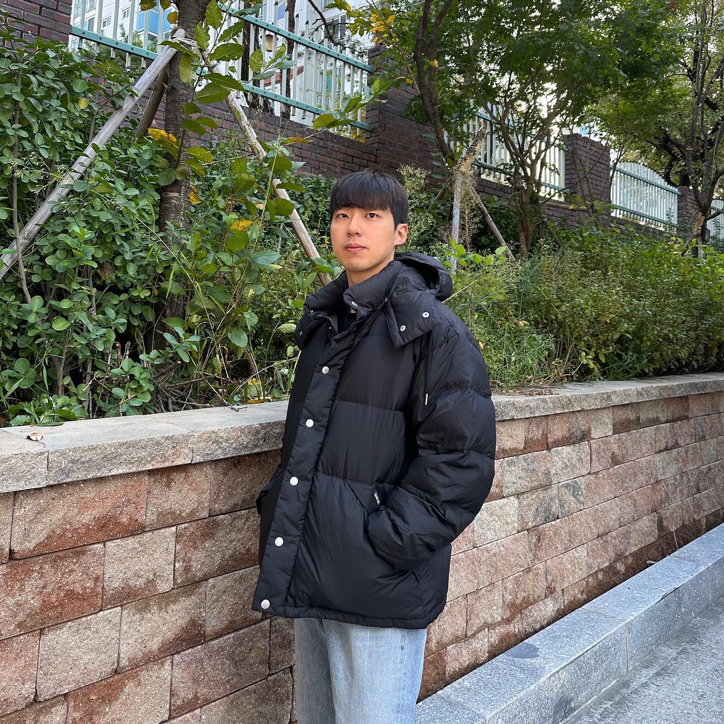 #협찬 #후아유 #후즈크루

아무런 로고 없이 심플한 디자인이라서 오히려 깔끔하게 입기 좋은 숏푸퍼😁

투웨이 지퍼 타입에 후드까지 탈부착 가능해서 실용성과 스타일 모두를 챙길 수 있어요👐

추운 겨울날 목 부분도 따뜻하게 감싸줄 수 있으며, 무엇보다도 프리미엄 덕다운을 사용해 엄청 가볍답니다😊

1. 후아유 유니 후드탈착 숏푸퍼

여기저기서 찍은 샷:)

#후즈크루5기#후아유푸퍼#후아유패딩#패딩추천#숏푸퍼#겨울아우터#겨울코디